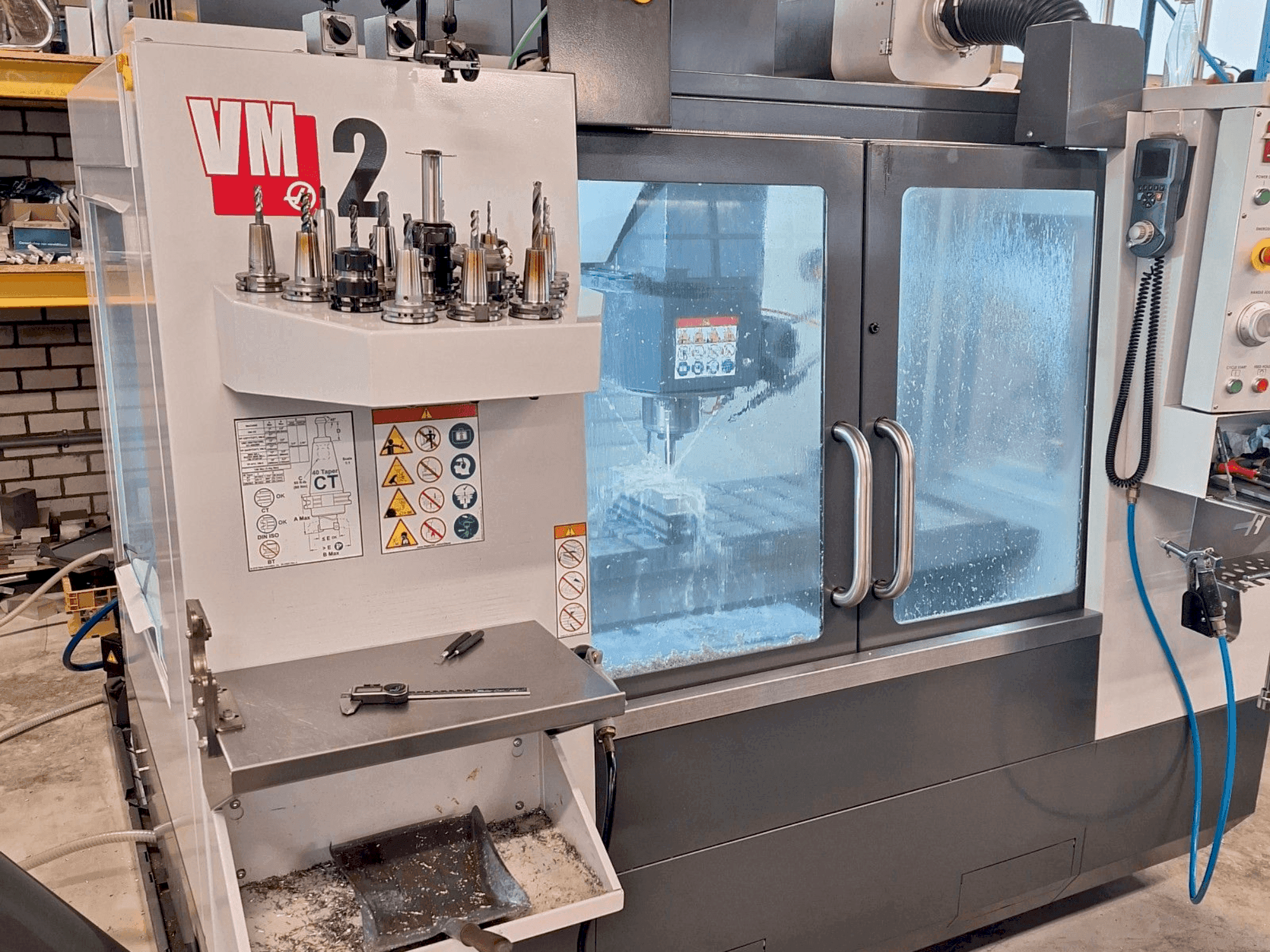 Vista frontale della macchina HAAS VM-2