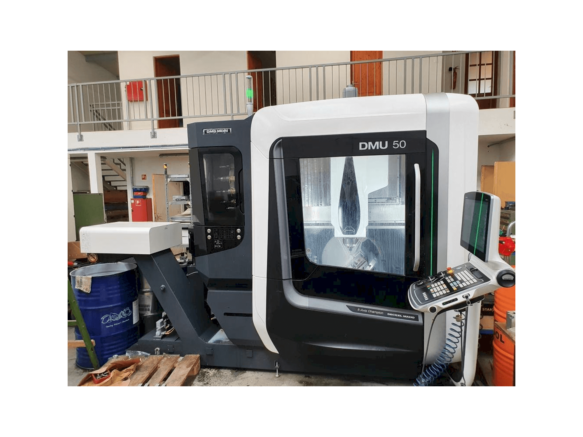 Vista frontale della macchina DMG MORI DMU 50