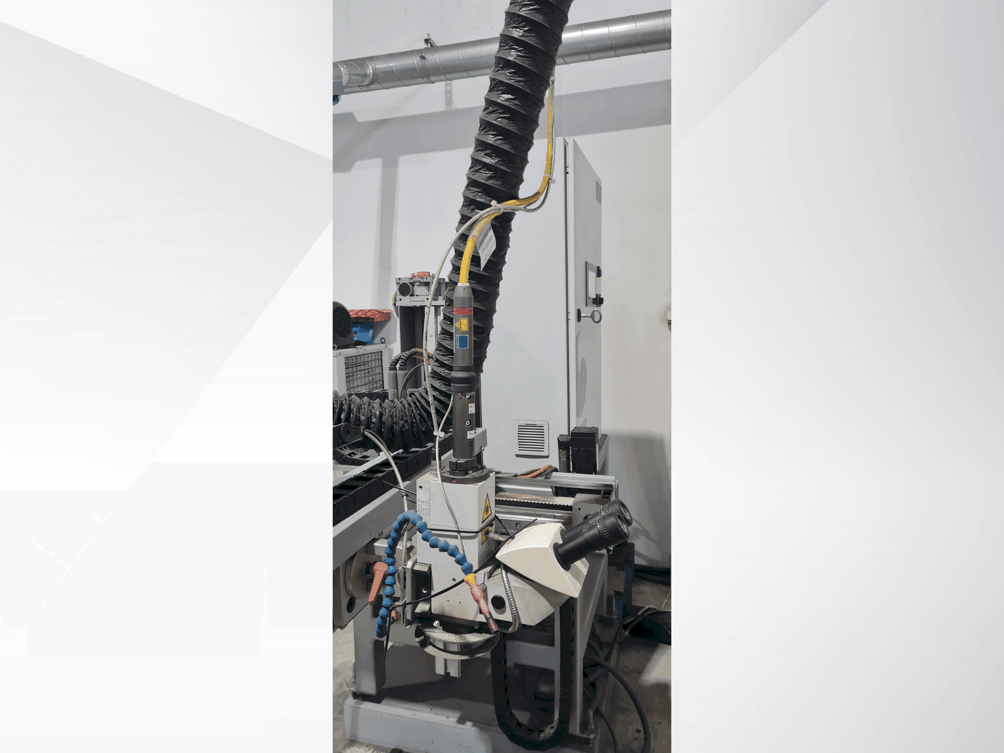 Vista frontale della macchina TRUMPF TRUPULSE 304