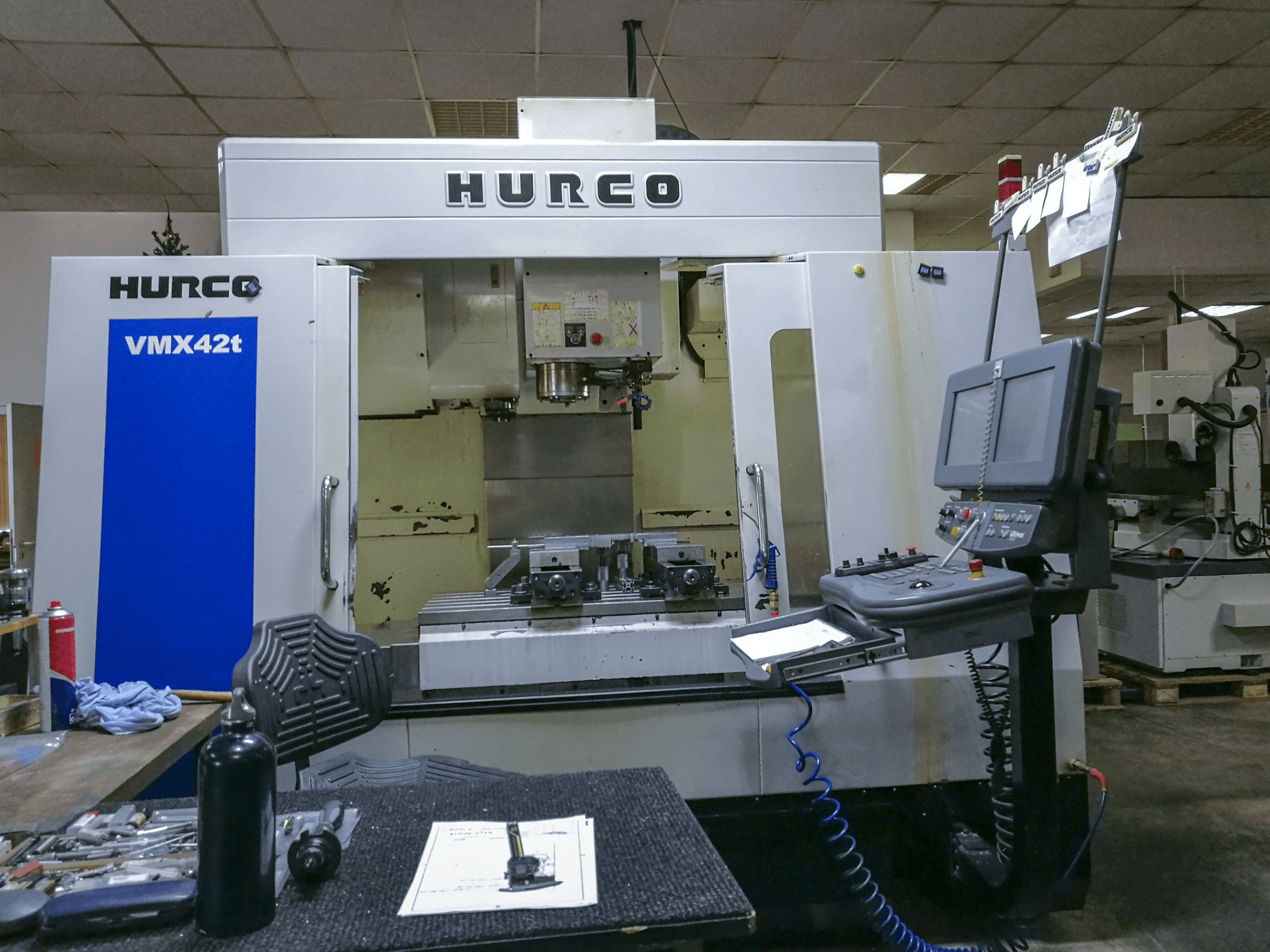 Vista frontale della macchina Hurco VMX42T