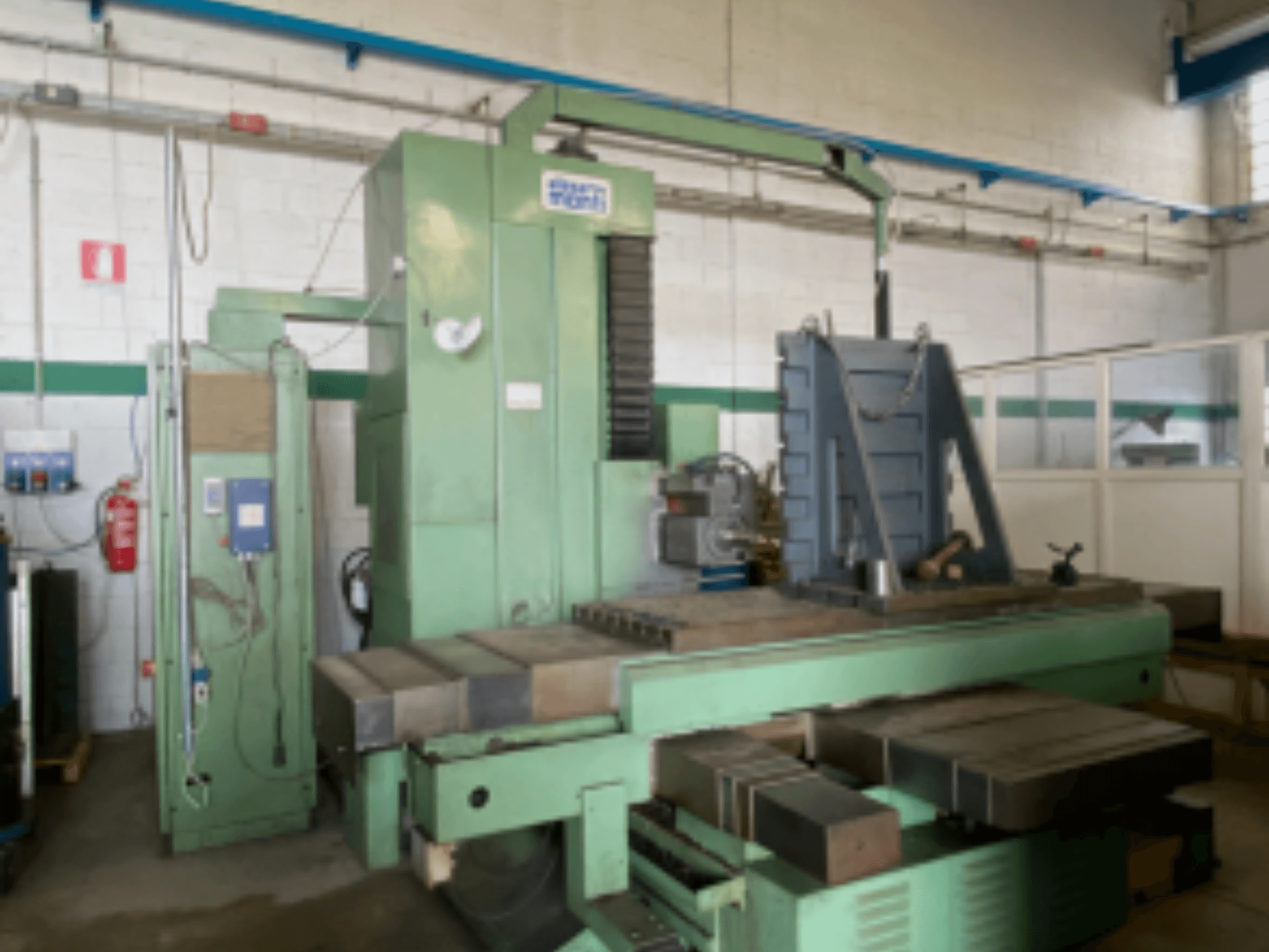 Centro di lavoro orizzontale Alesa Monti MAF45 in un'officina, vista laterale che mostra il pannello di controllo e l'ampio piano di lavoro.