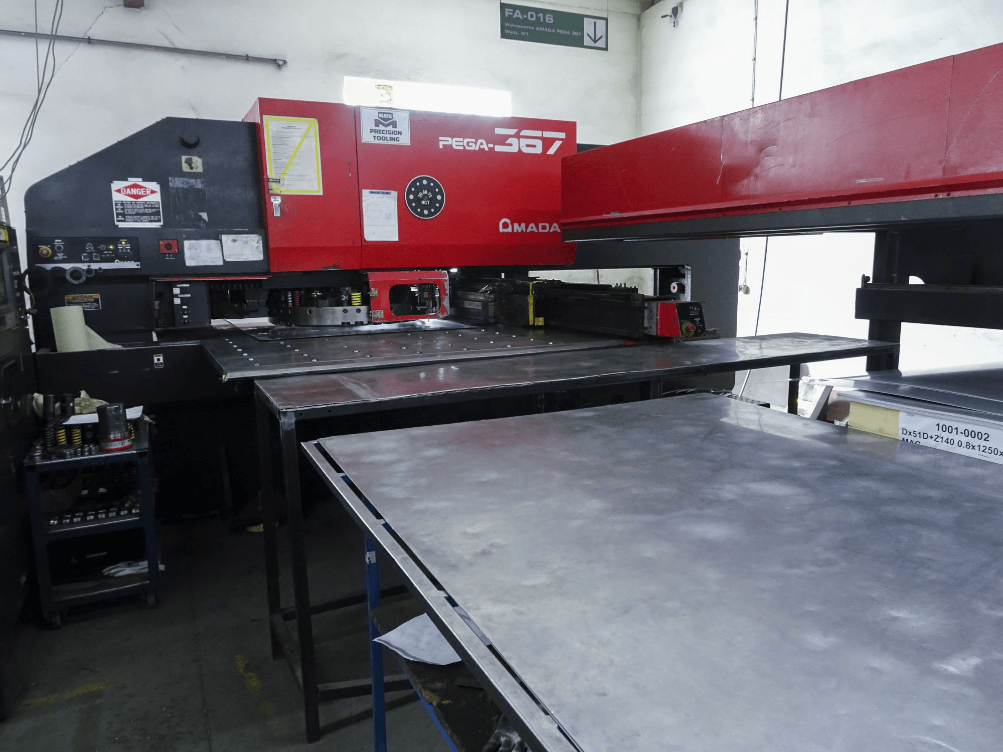 Vista lato sinistro della macchina AMADA PEGA 367