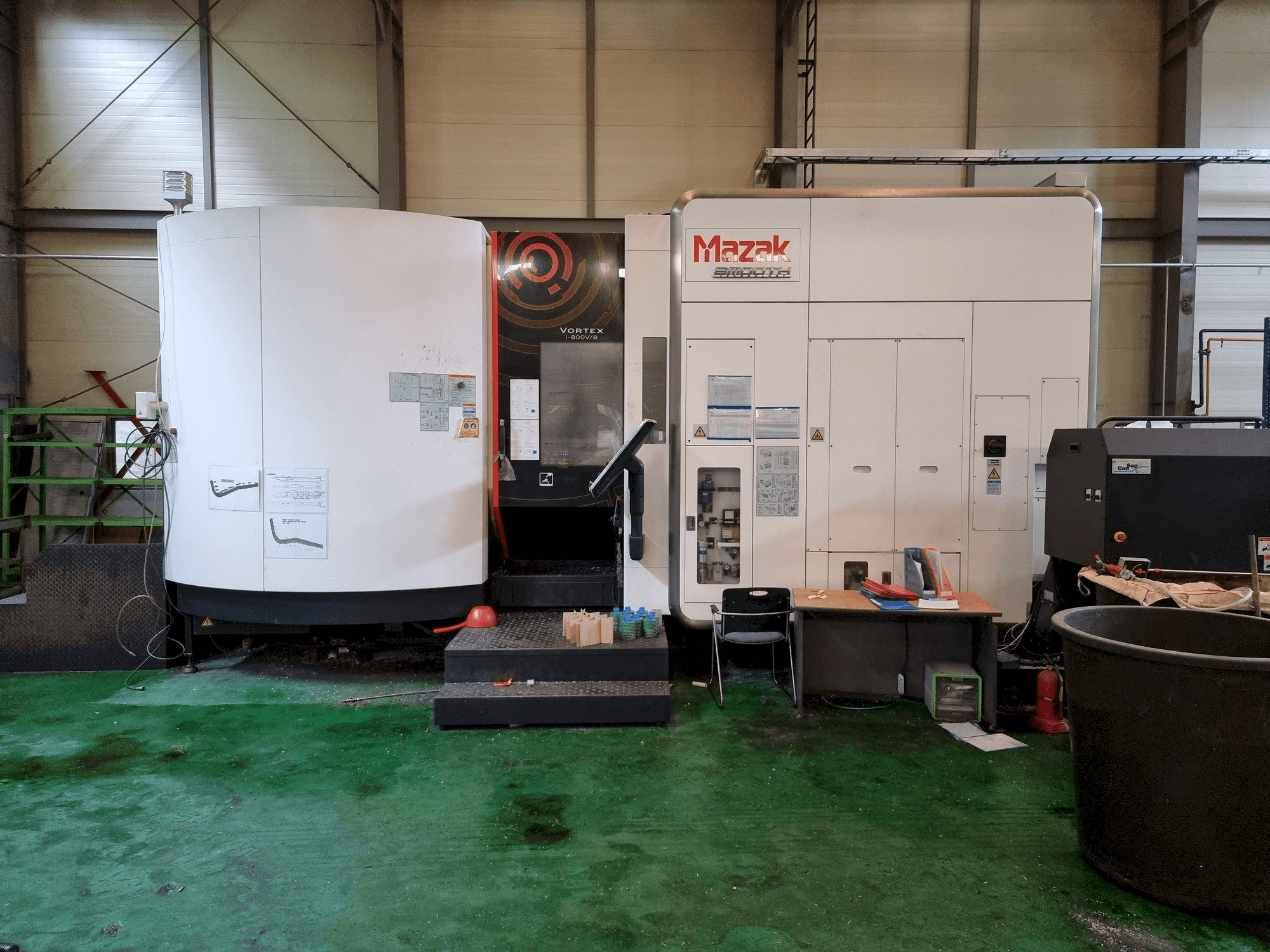 Vista frontale della macchina Mazak VORTEX i-800V/8