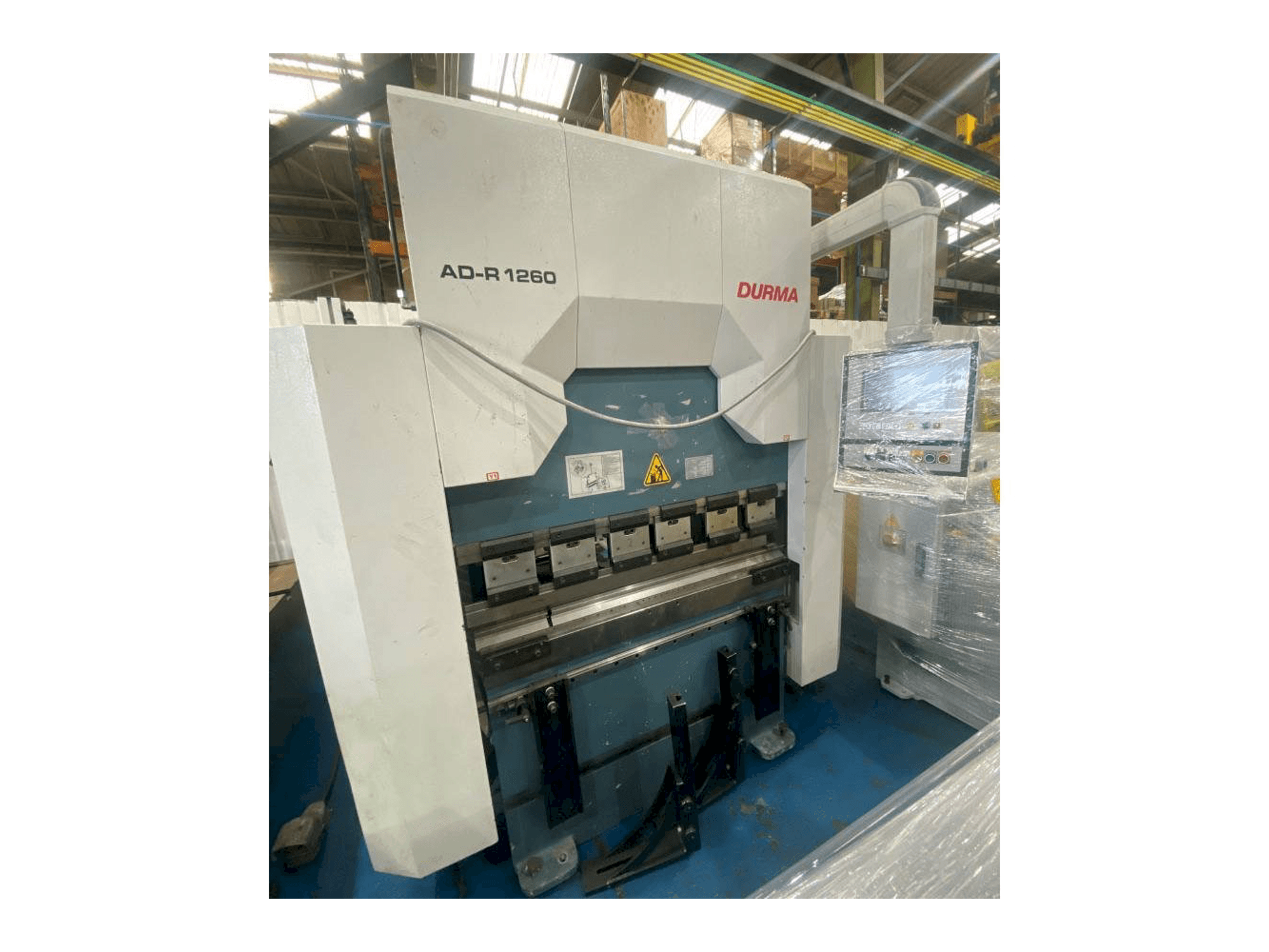 Vista frontale della macchina Durma AD-R 1260