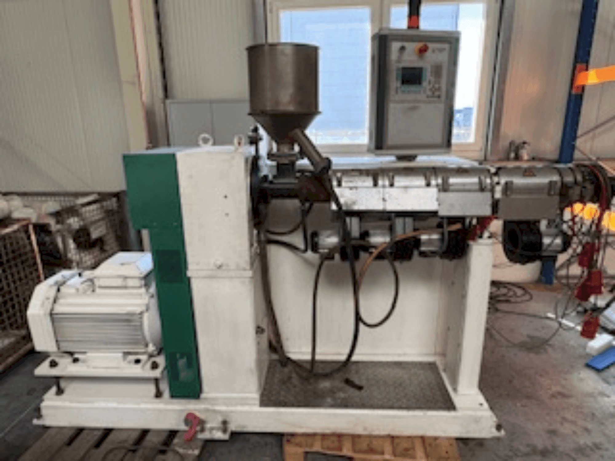 Vista frontale della macchina KUHNE KS45-24D