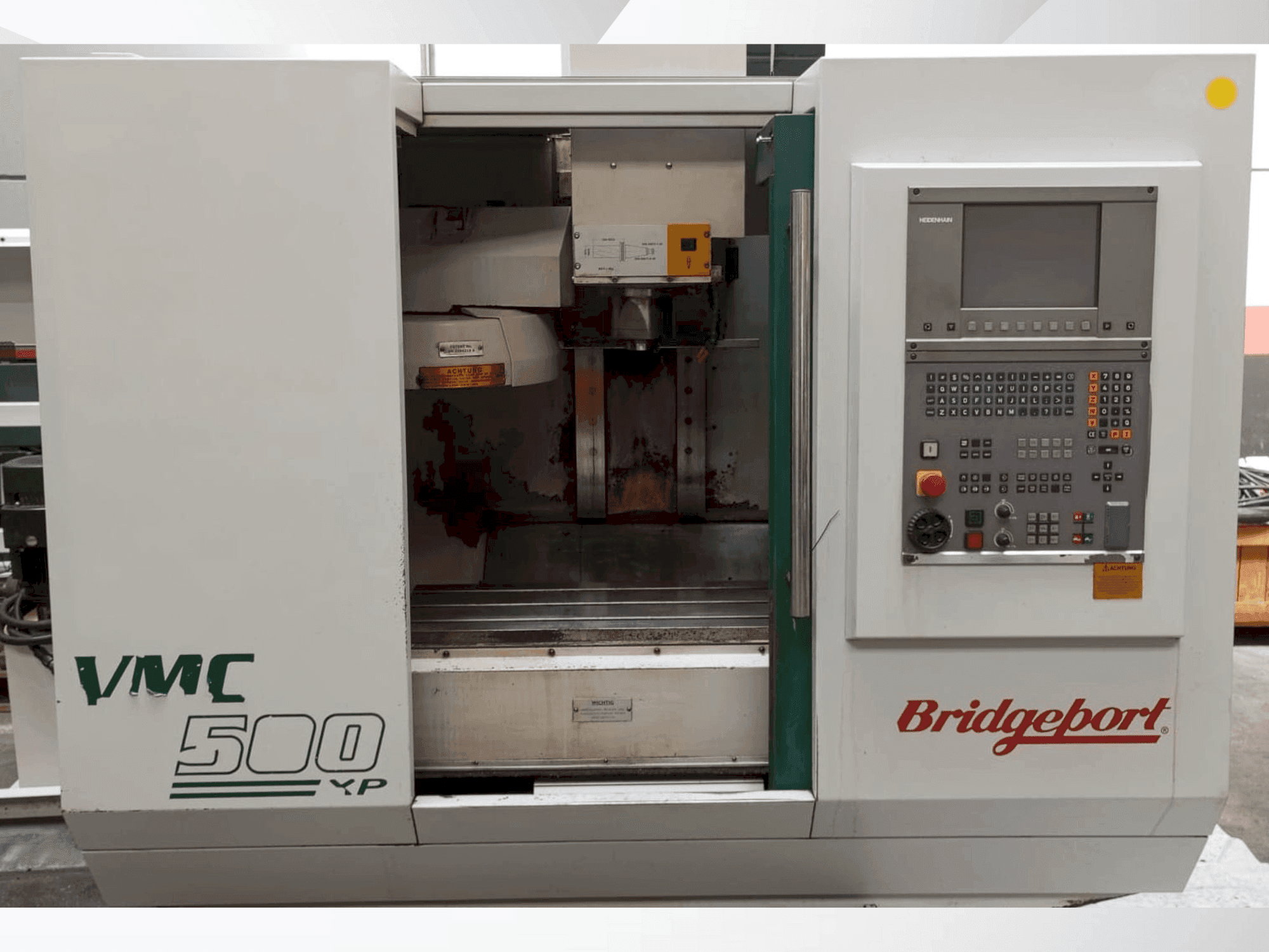 Vista frontale della macchina Bridgeport VMC 500 XP