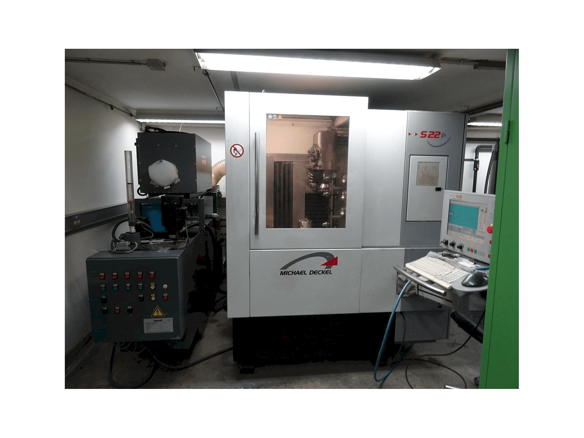 Vista frontale della macchina Michael Deckel S22 P