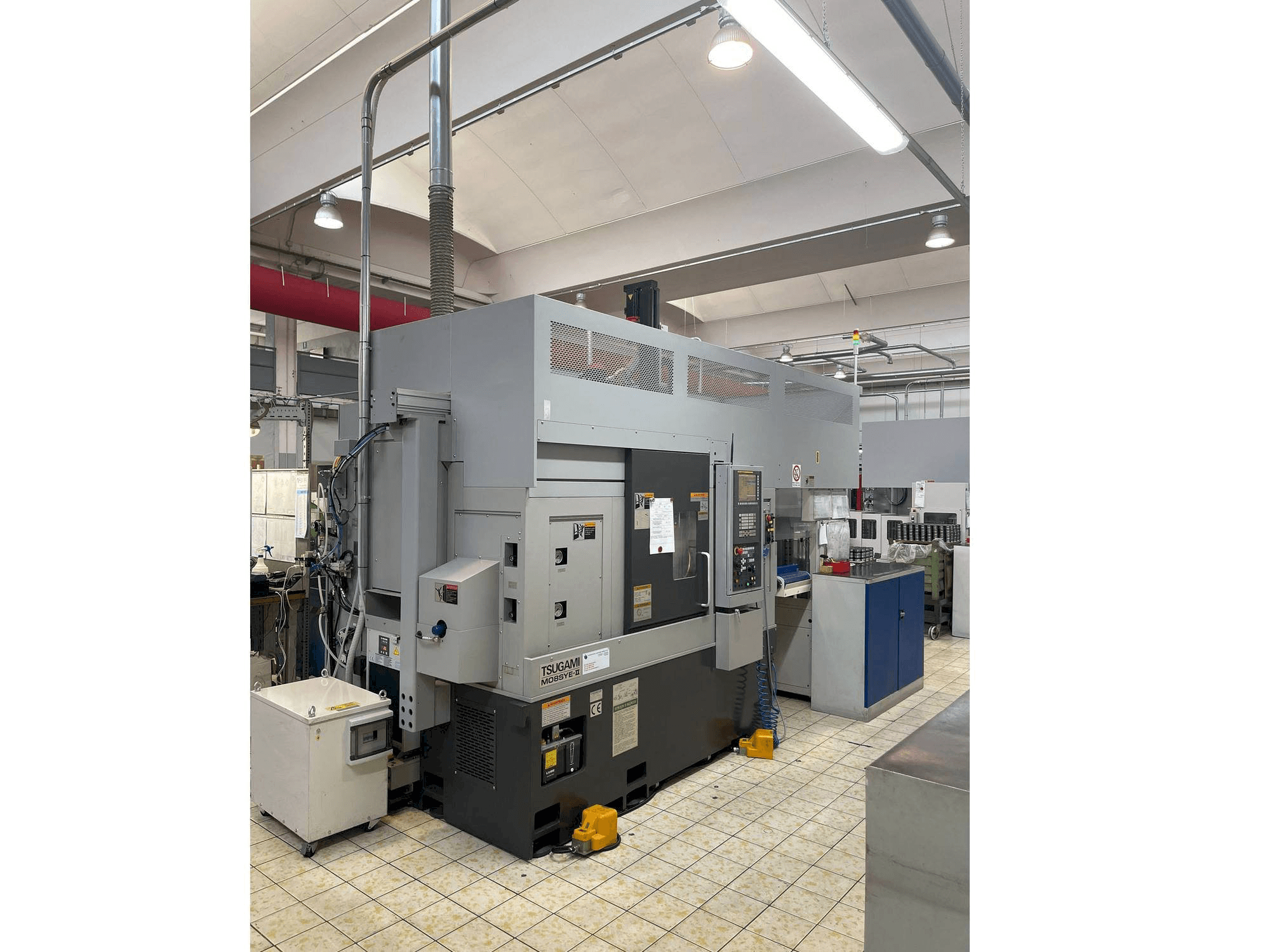 Vista frontale della macchina TSUGAMI M08SYE-II