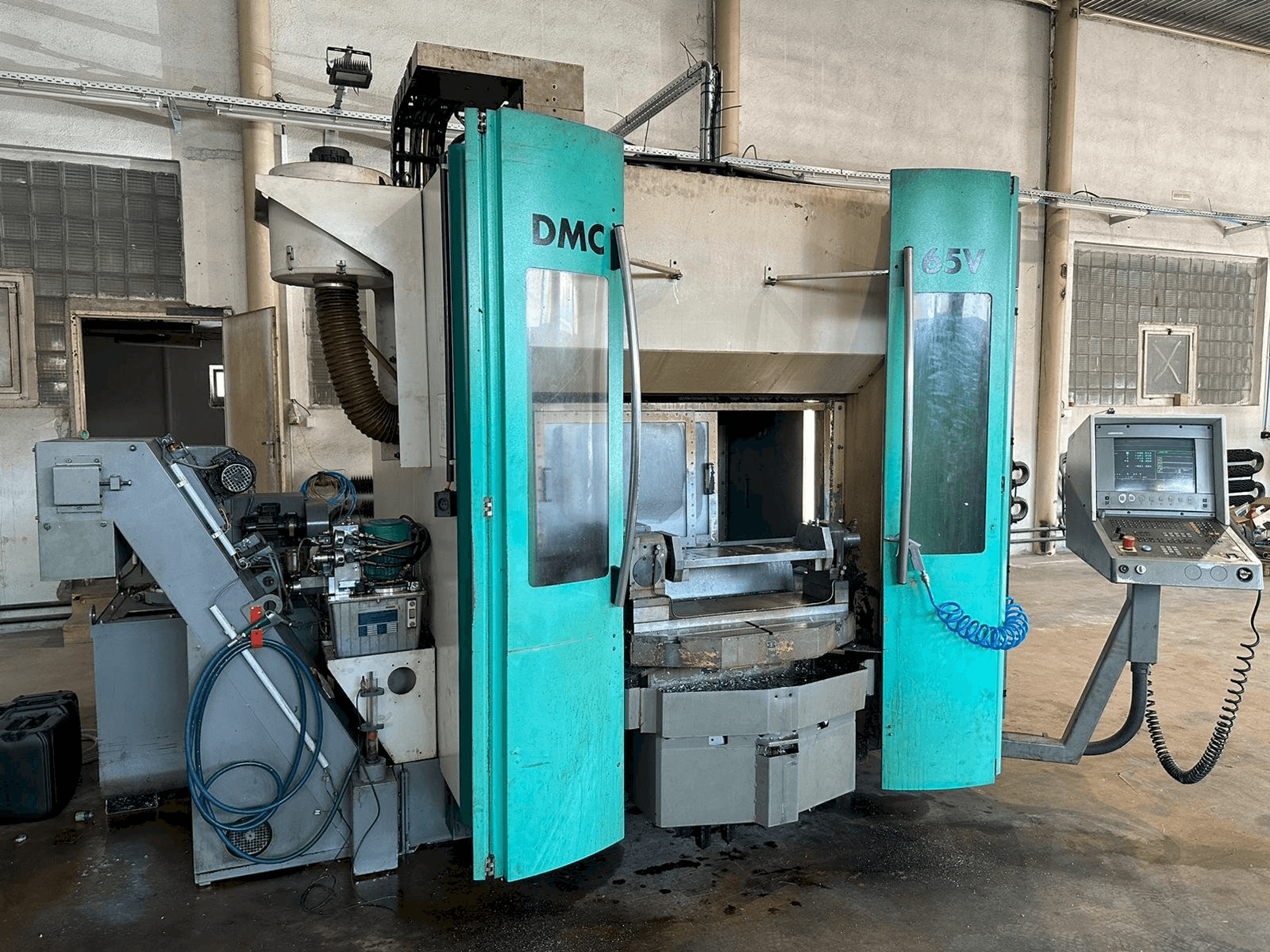 Vista frontale della macchina DECKEL MAHO DMC 65V