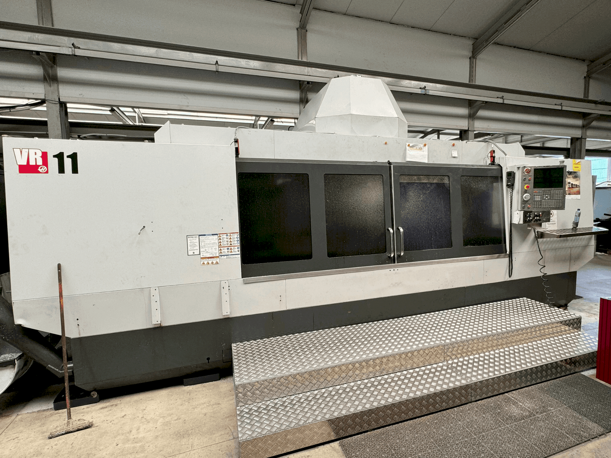 Vista frontale della macchina HAAS VR-11