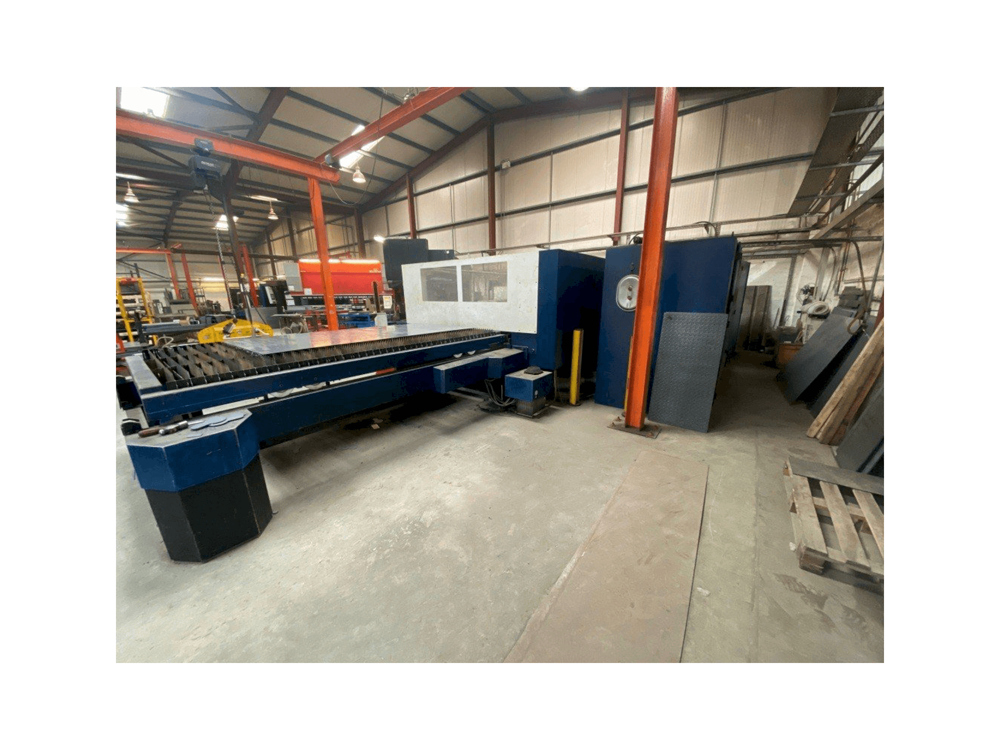 Vista frontale della macchina Trumpf TRUMATIC L3030