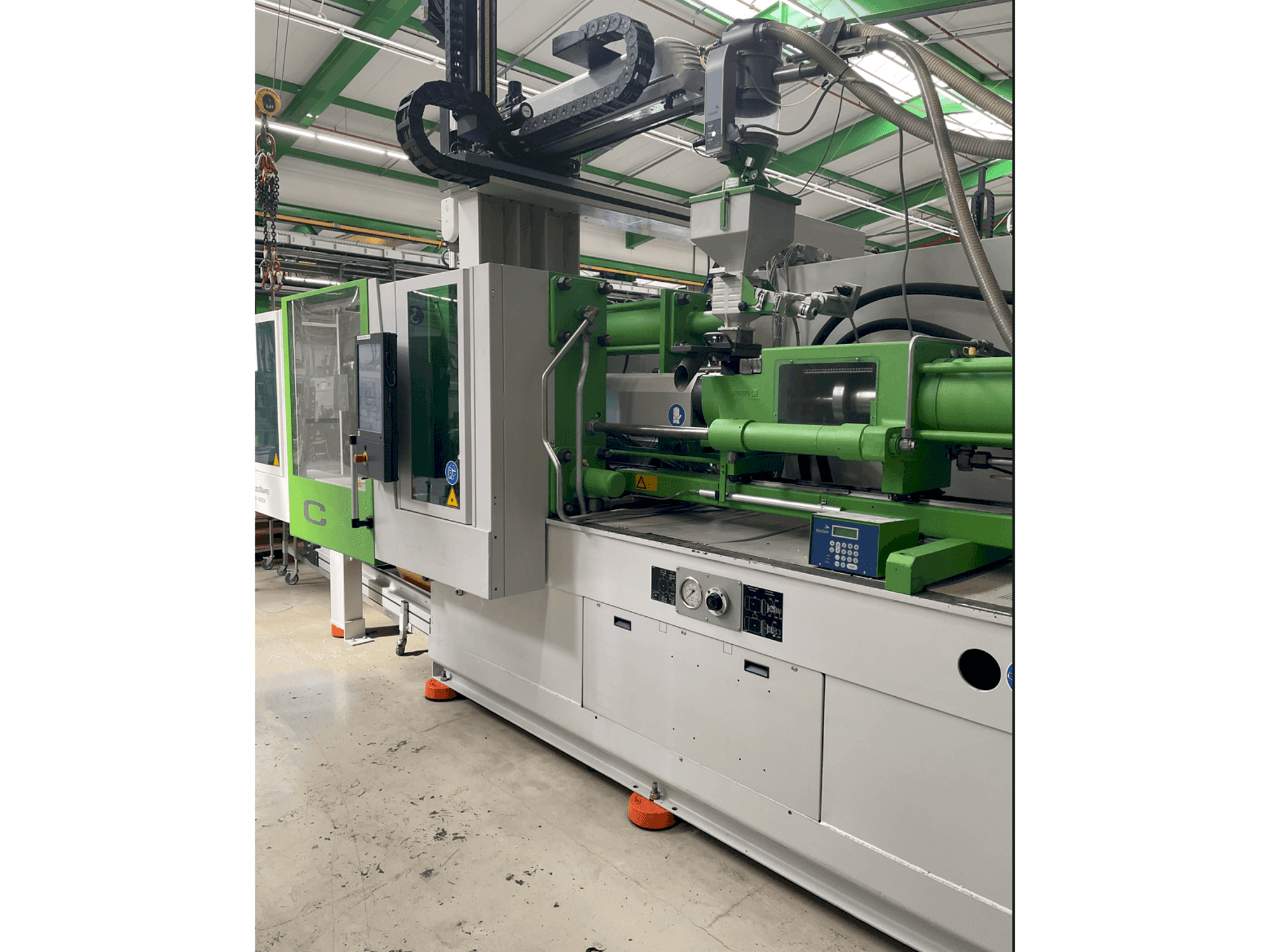 Vista frontale della macchina Krauss Maffei KM 200-1400CM