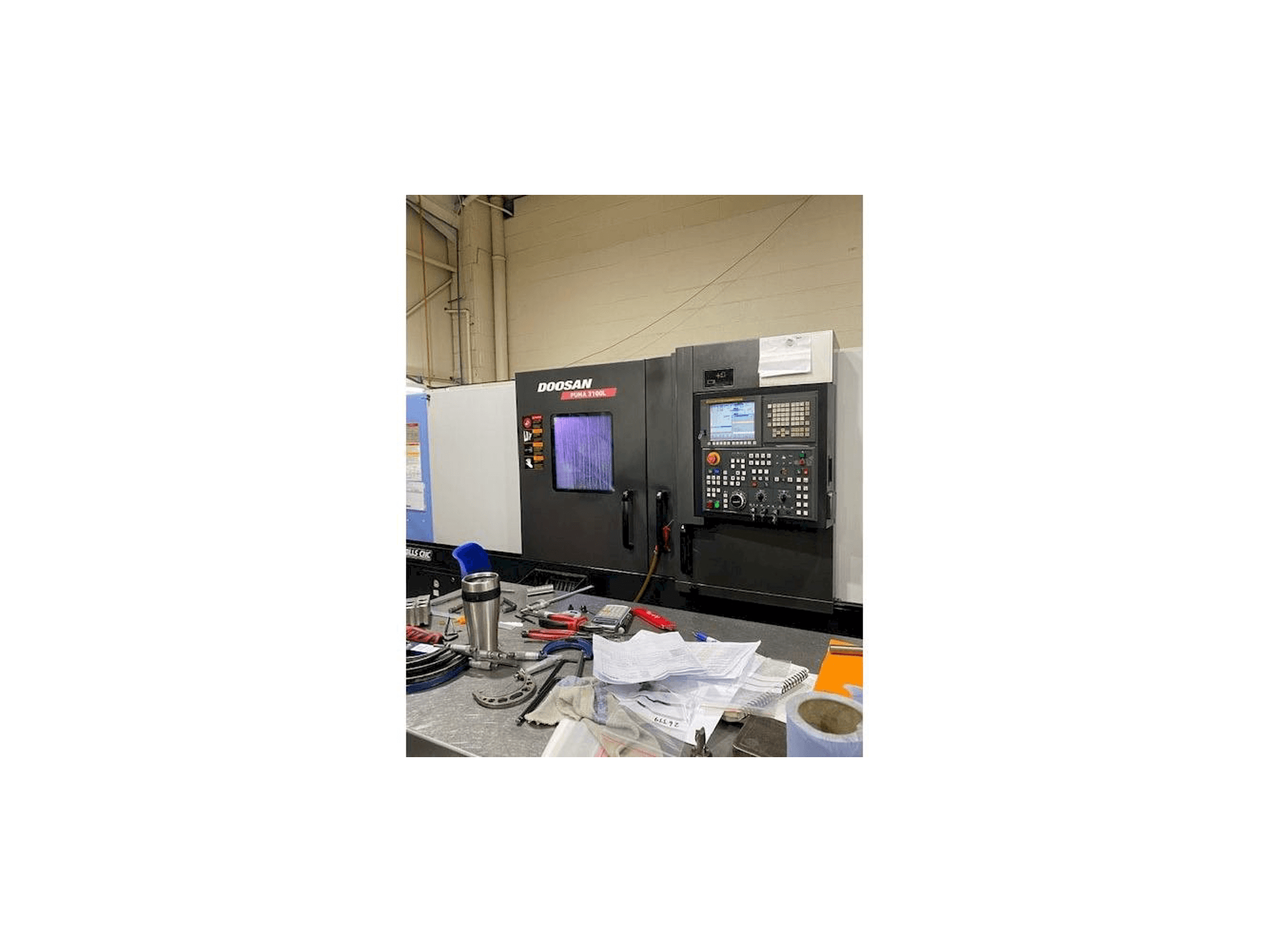 Vista frontale della macchina Doosan Puma 3100L