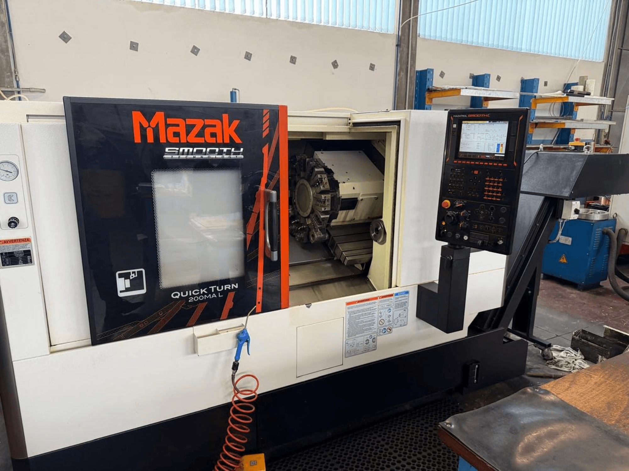 Tornio orizzontale Mazak QUICK TURN 200MA L, vista frontale che mostra il pannello di controllo e la camera di lavorazione.