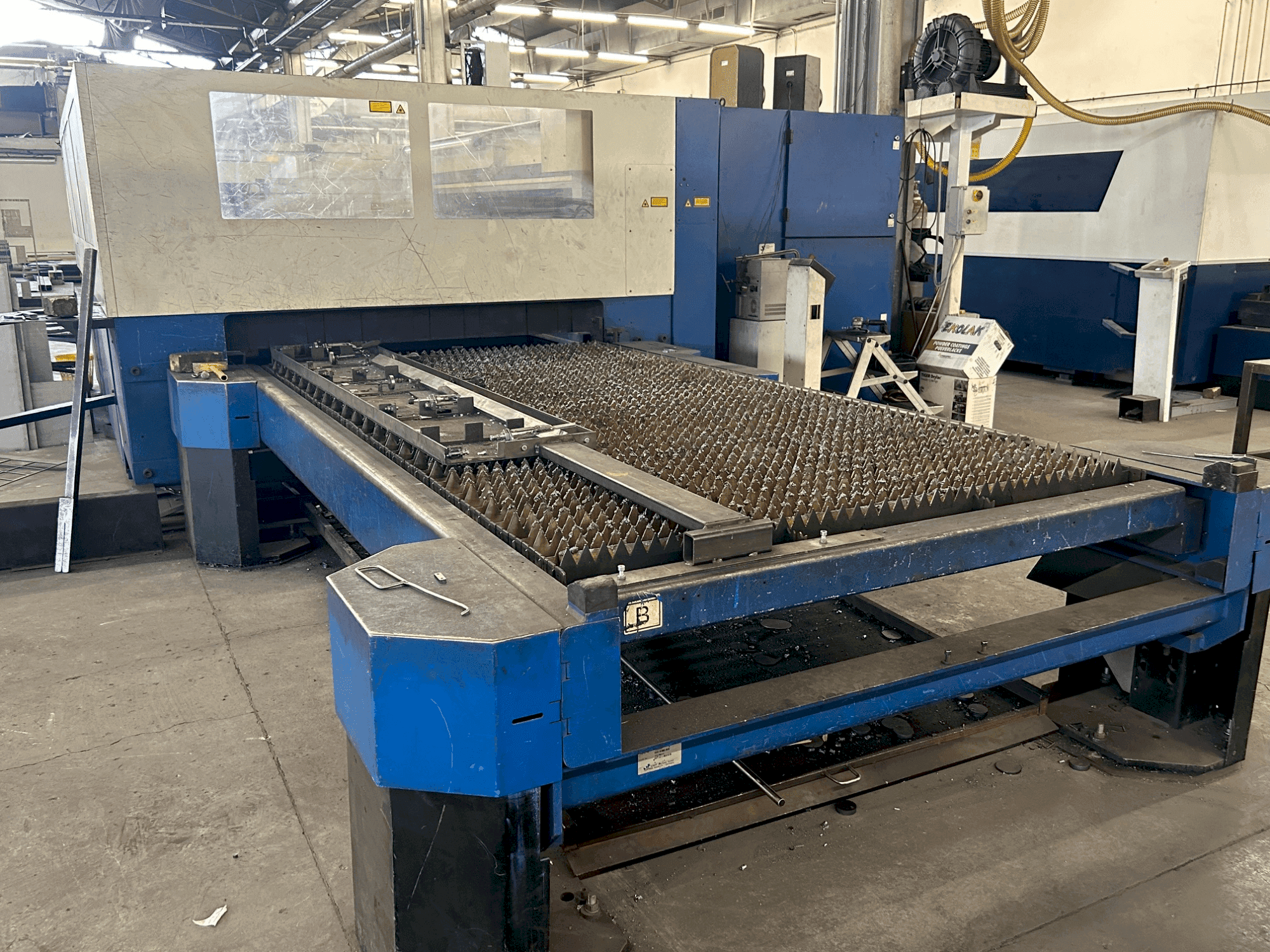 Vista frontale della macchina TRUMPF trulaser 3030 (2007)