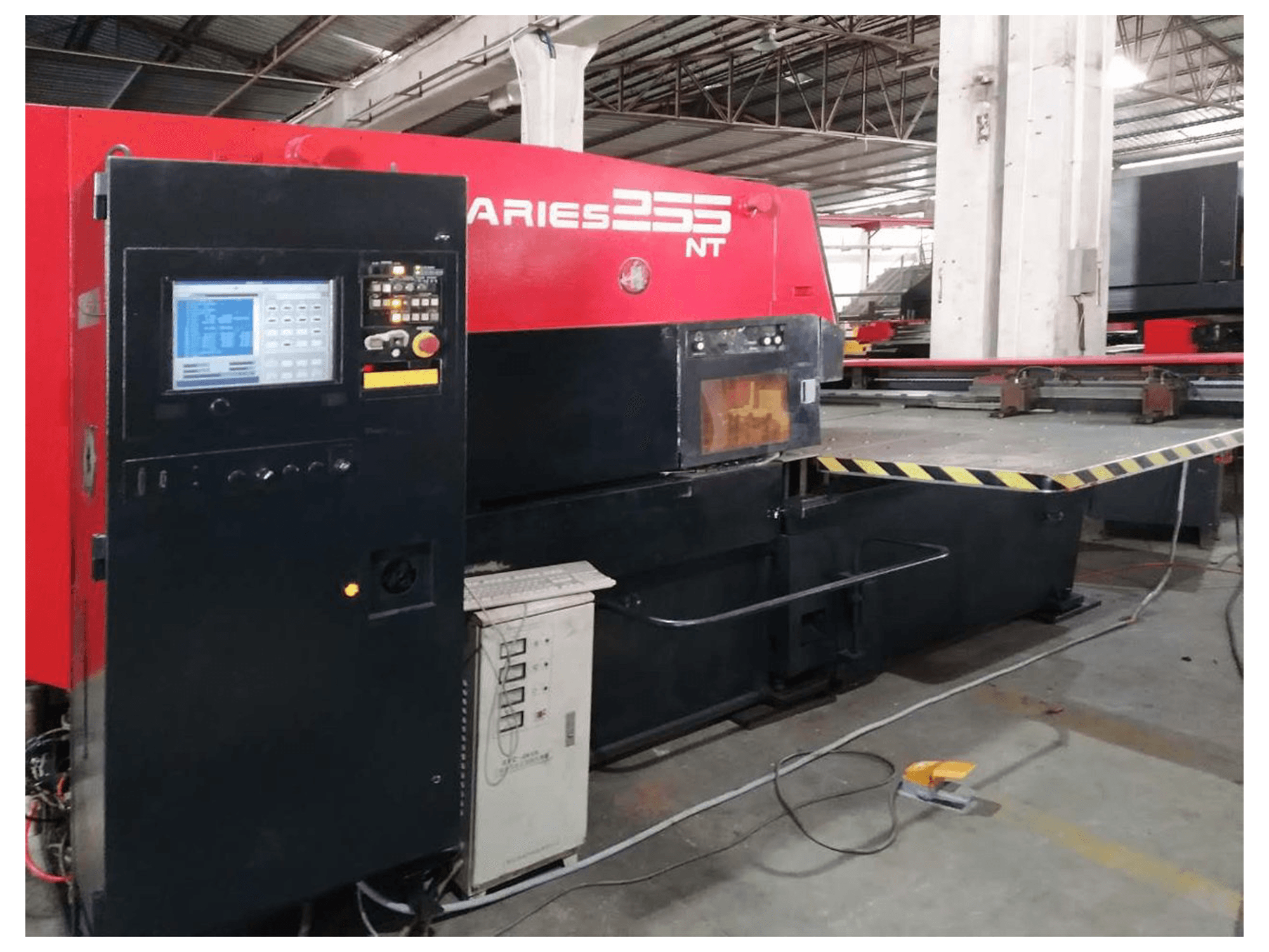 Vista lato sinistro della macchina AMADA ARIES 255NT