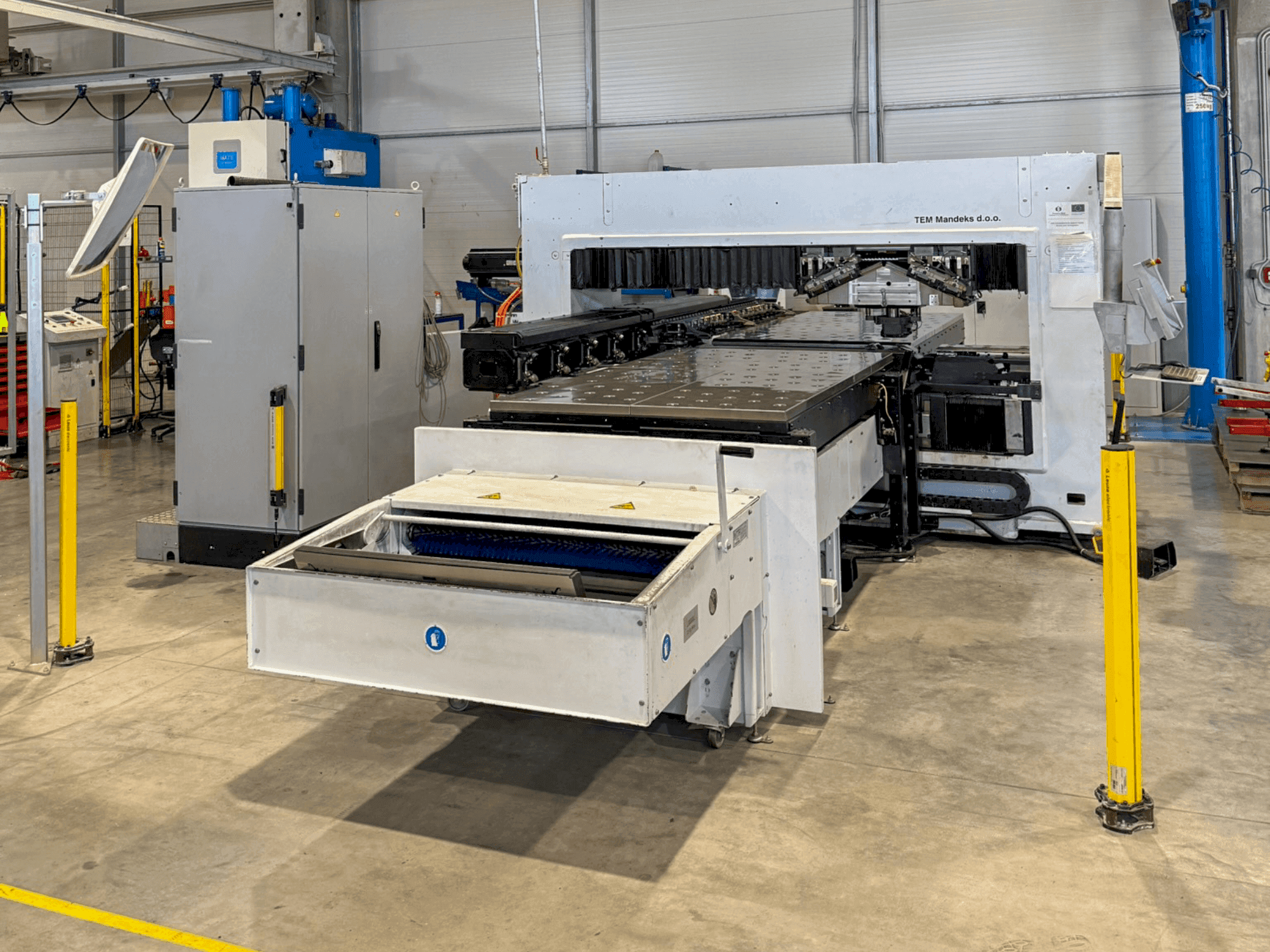 Vista frontale della macchina TRUMPF TruPunch 1000 (S19)