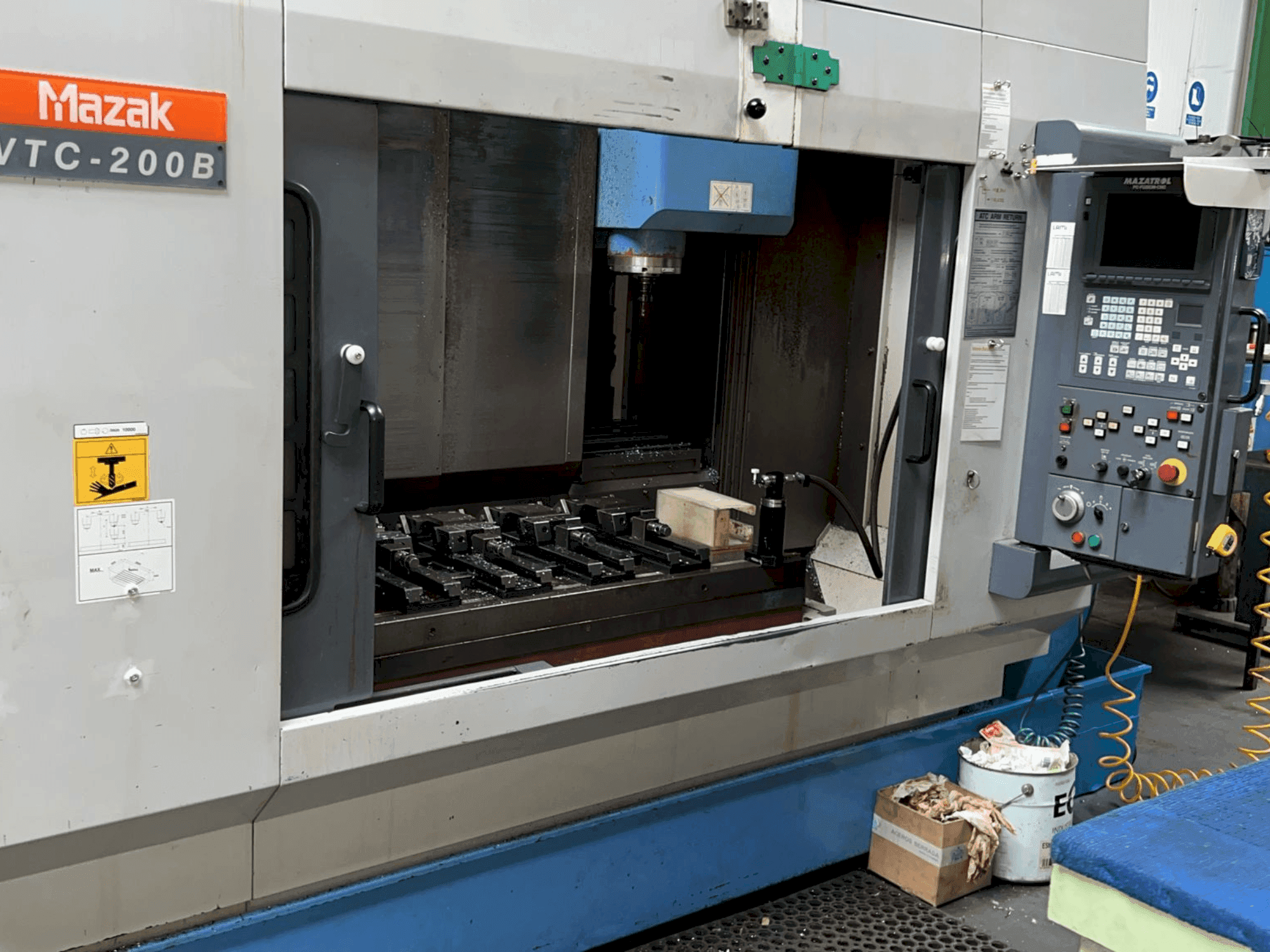 Vista frontale della macchina Mazak VTC 200B