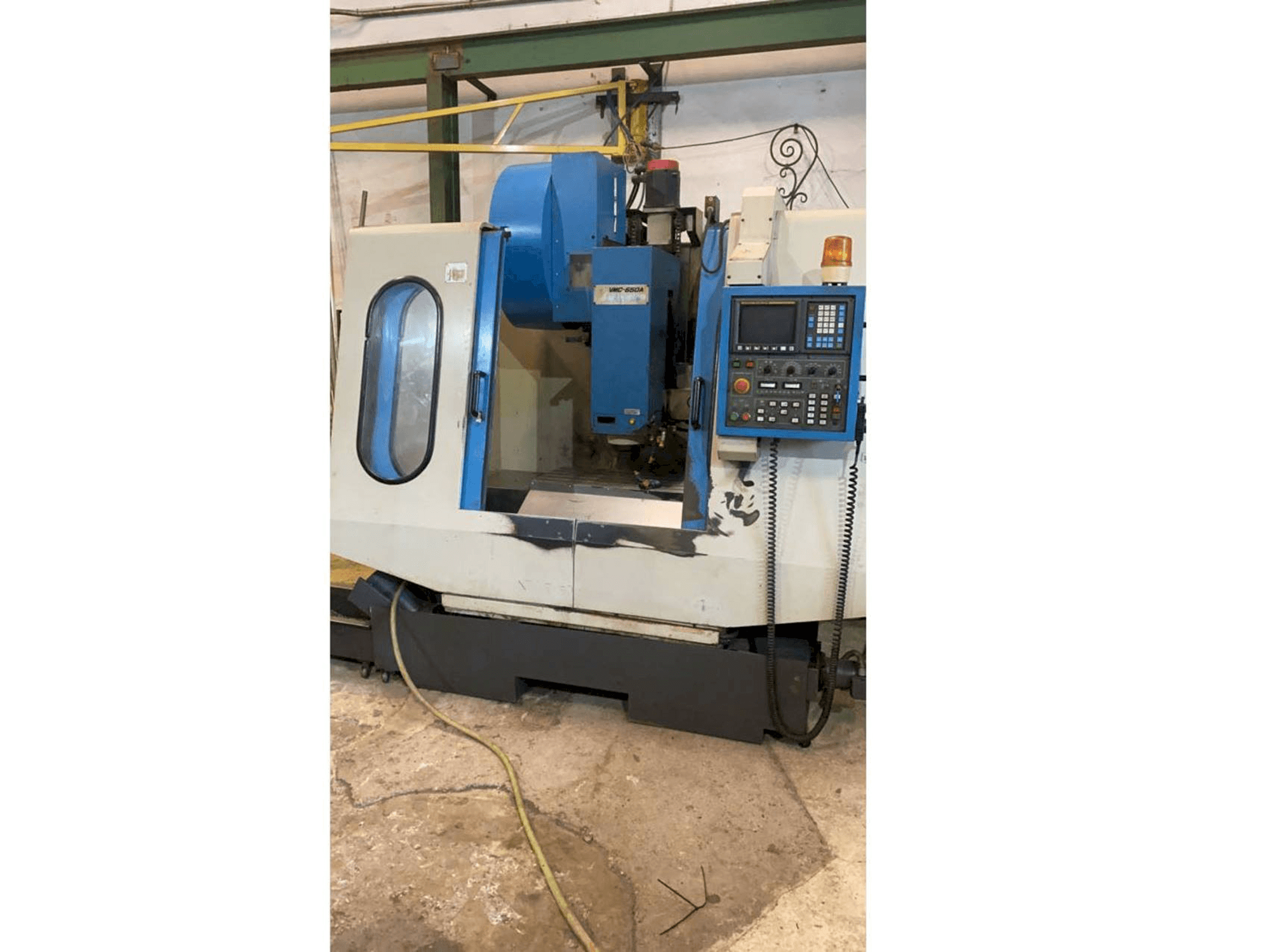 Vista frontale della macchina Johnford VMC 650A