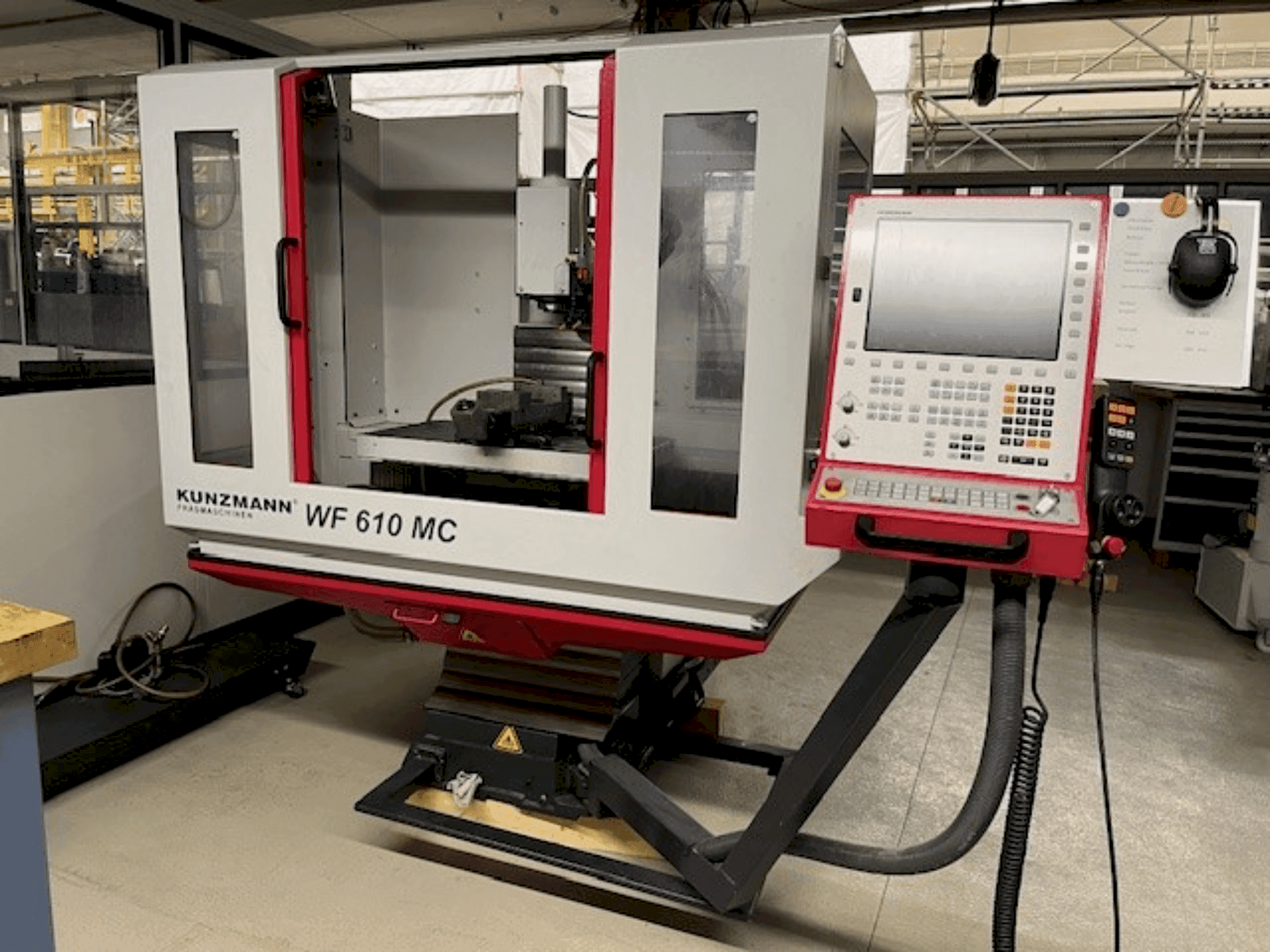 Vista frontale della macchina KUNZMANN WF 610MC