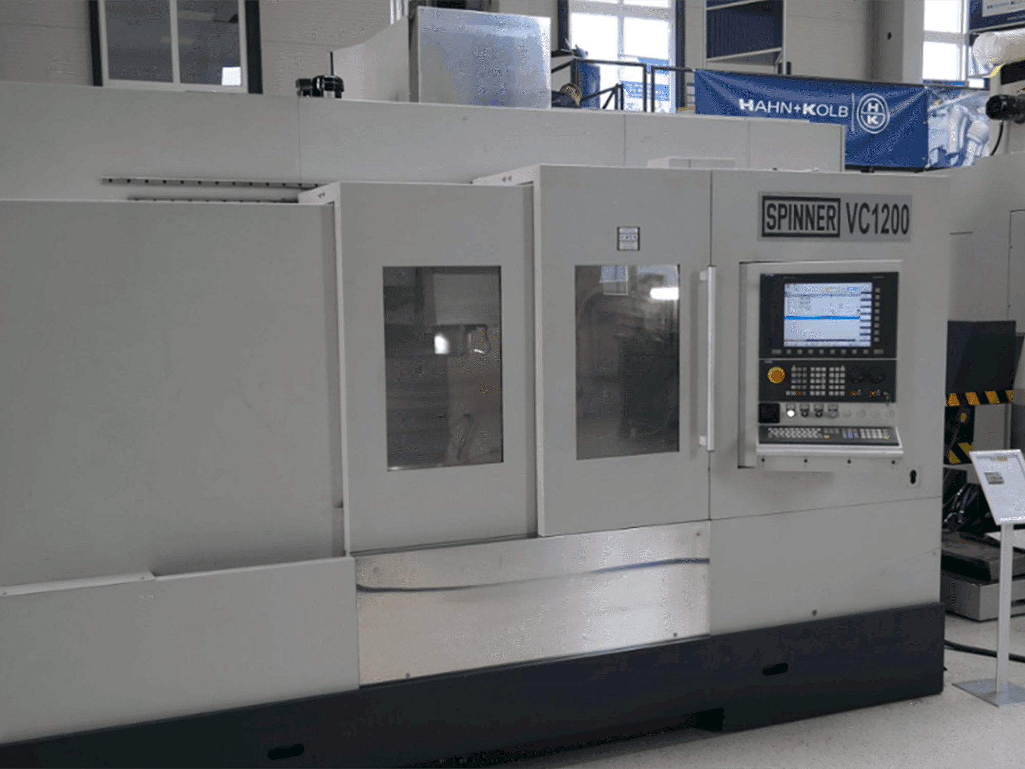 Vista frontale della macchina SPINNER VC 1200