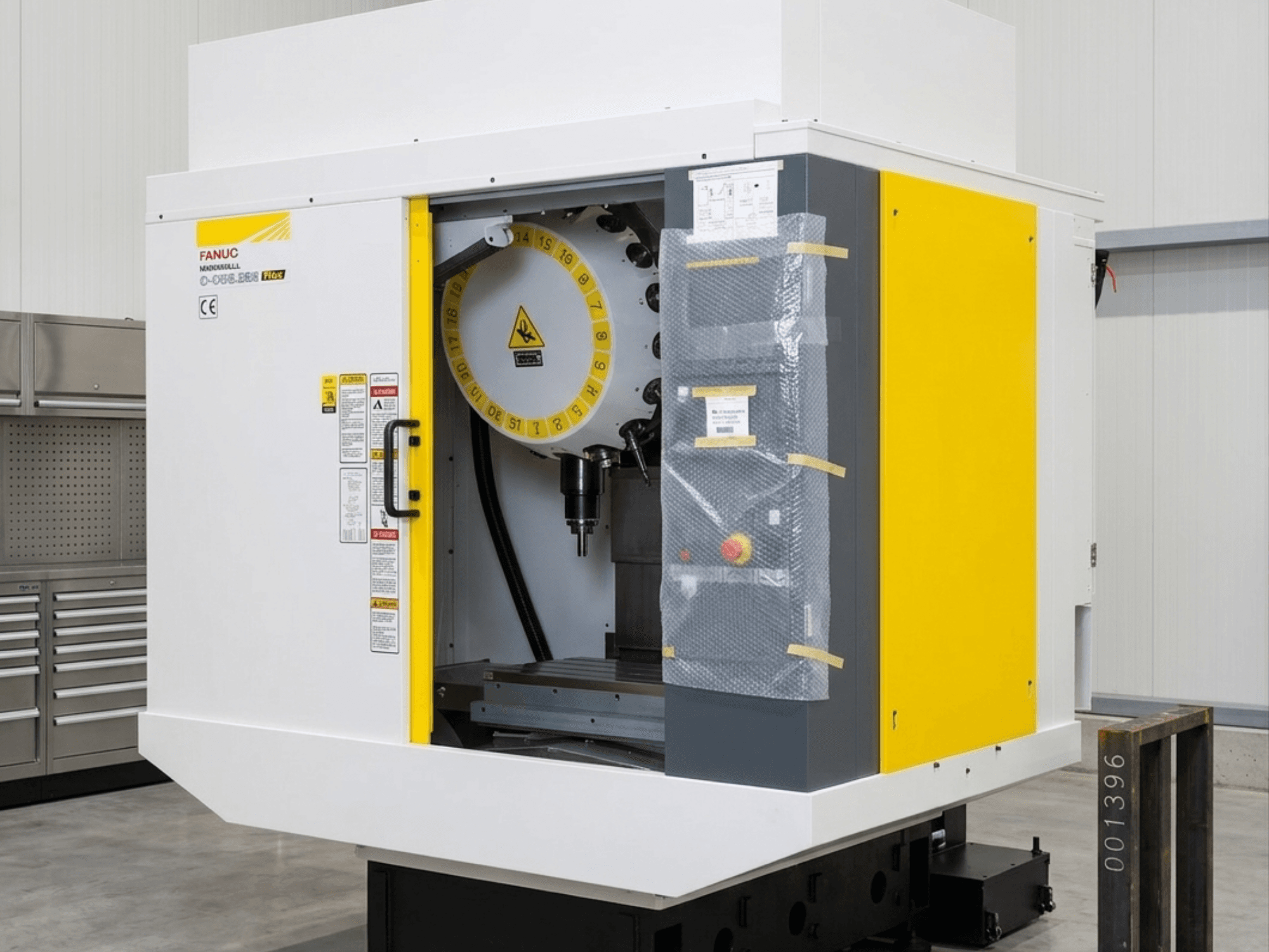 Centro di lavoro verticale FANUC Robodrill D21MIB 5ADV Plus, vista frontale con pannello di controllo e area del mandrino.