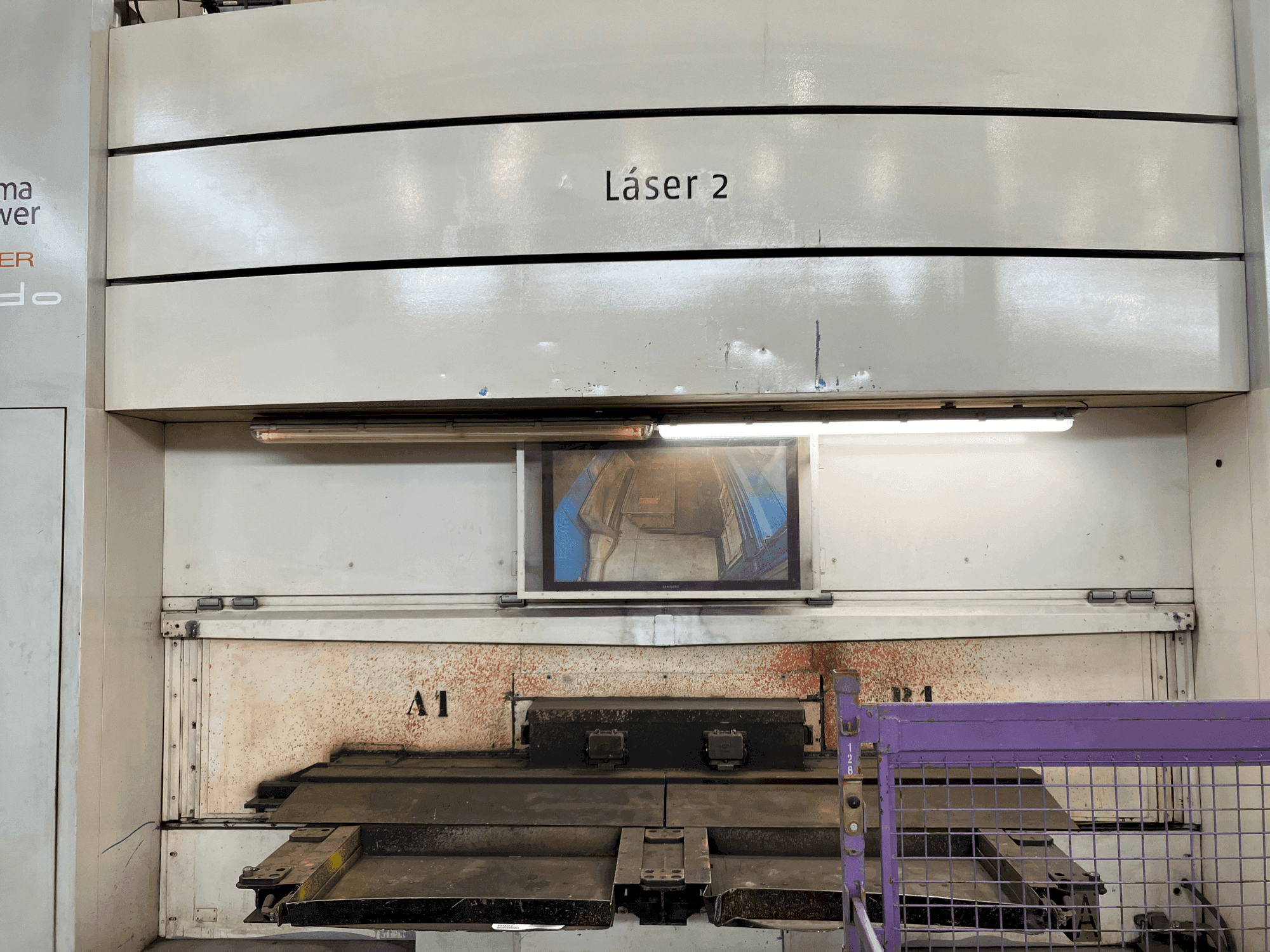 Vista frontale della macchina Prima Power Rapido