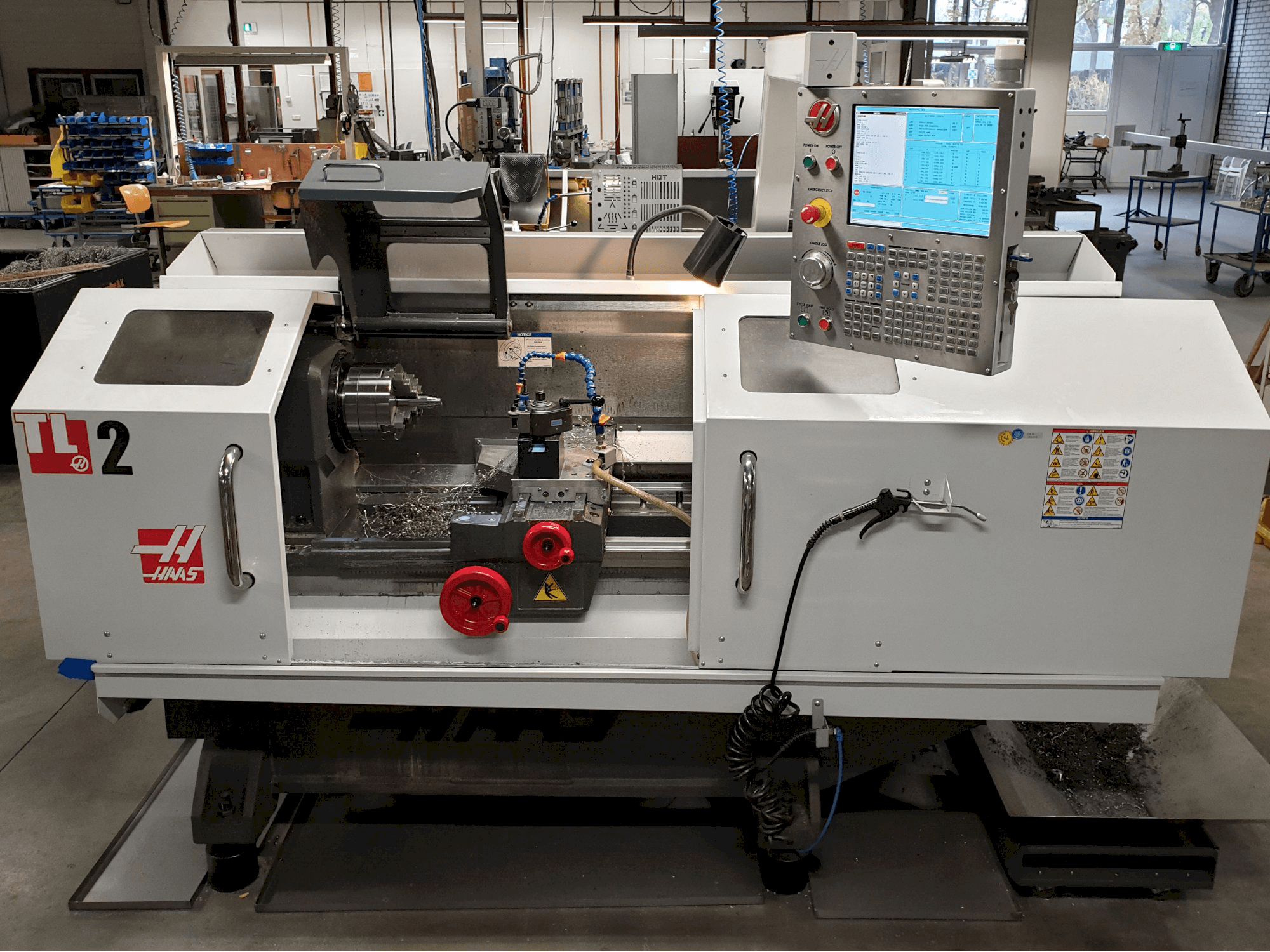 Vista frontale della macchina HAAS TL-2