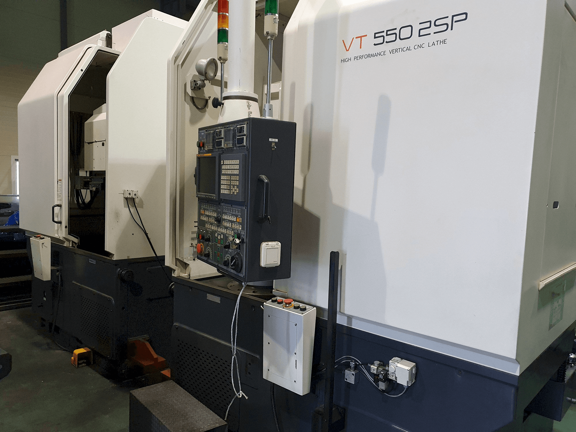 Vista frontale della macchina HWACHEON VT-500 2SP
