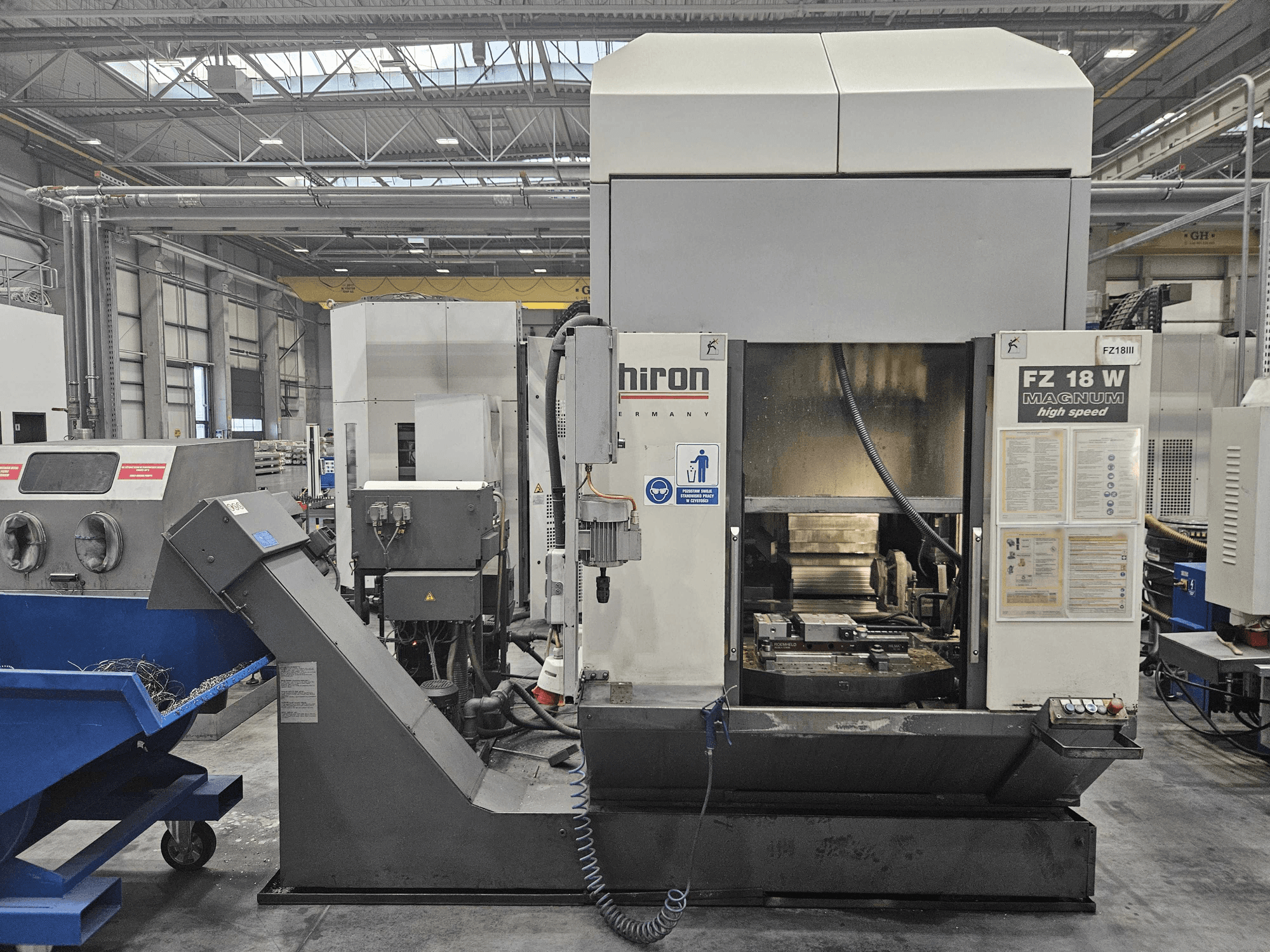 Macchina Hiron FZ 18 W Magnum, vista frontale, che mostra il pannello di controllo, il mandrino e lo scivolo di smaltimento allegato.