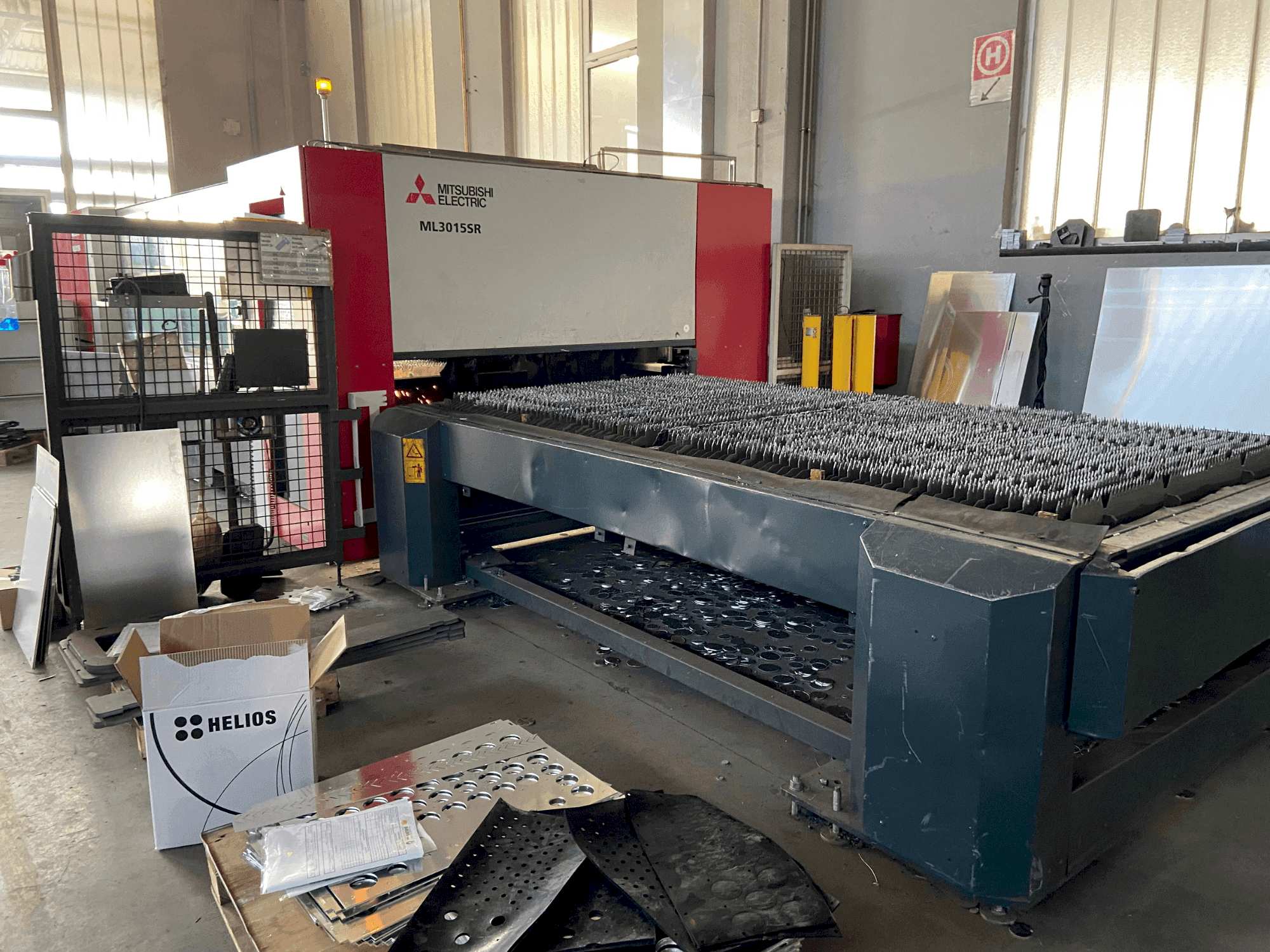 Vista frontale della macchina Mitsubishi ML 3015 SR