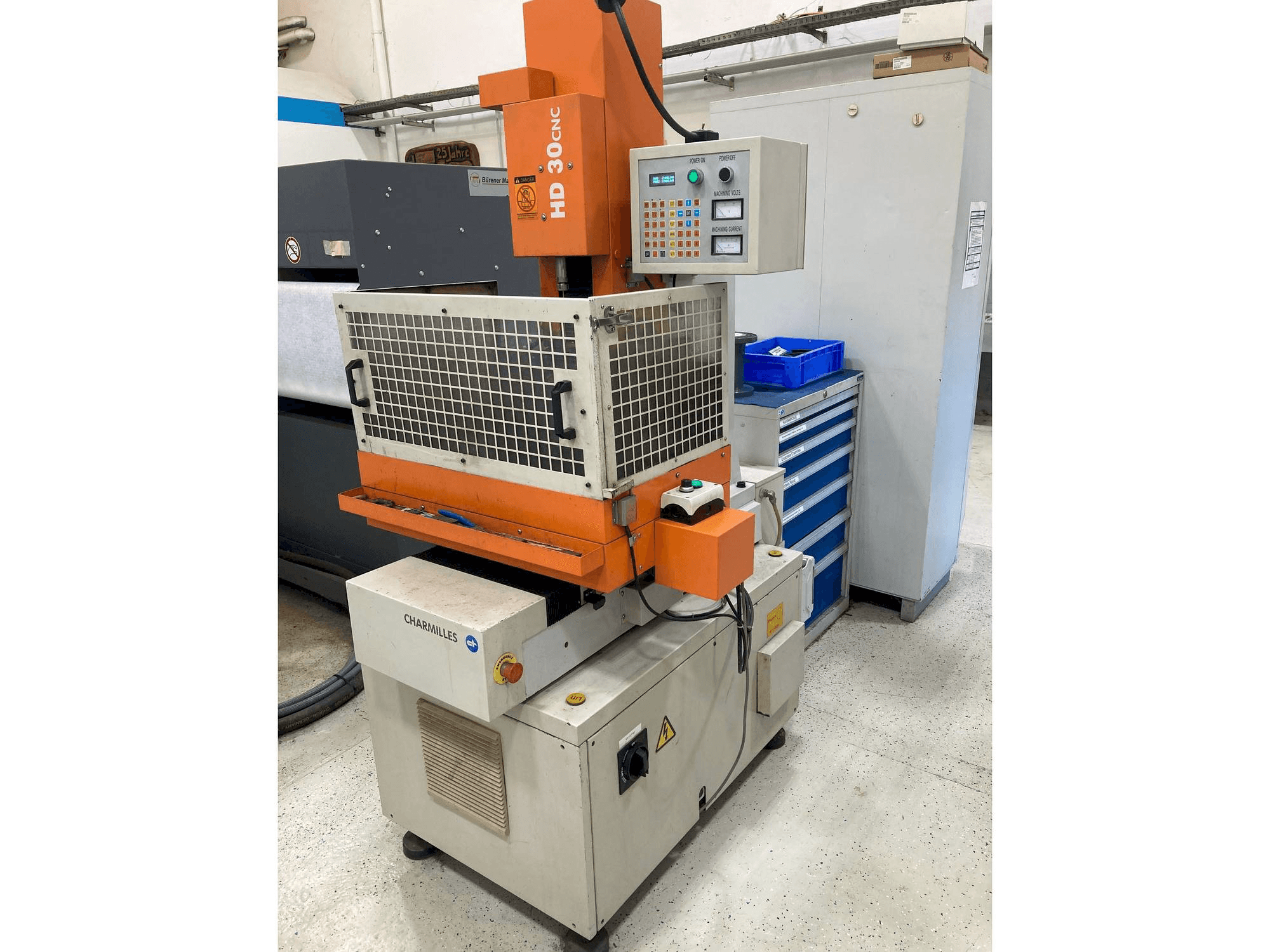 Vista frontale della macchina CHARMILLES HD30CNC