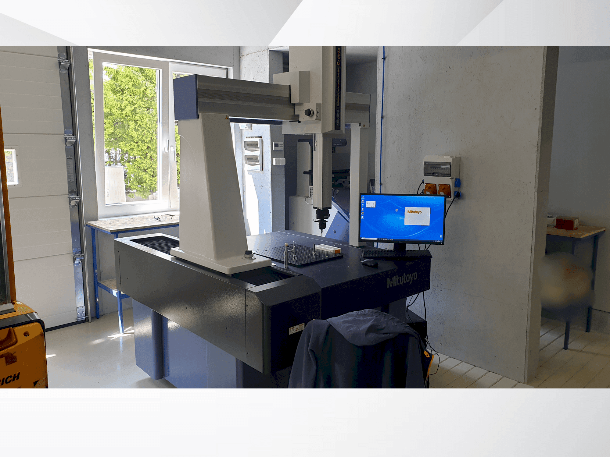 Vista frontale della macchina Mitutoyo MITUTOYO Crysta Plus M 776