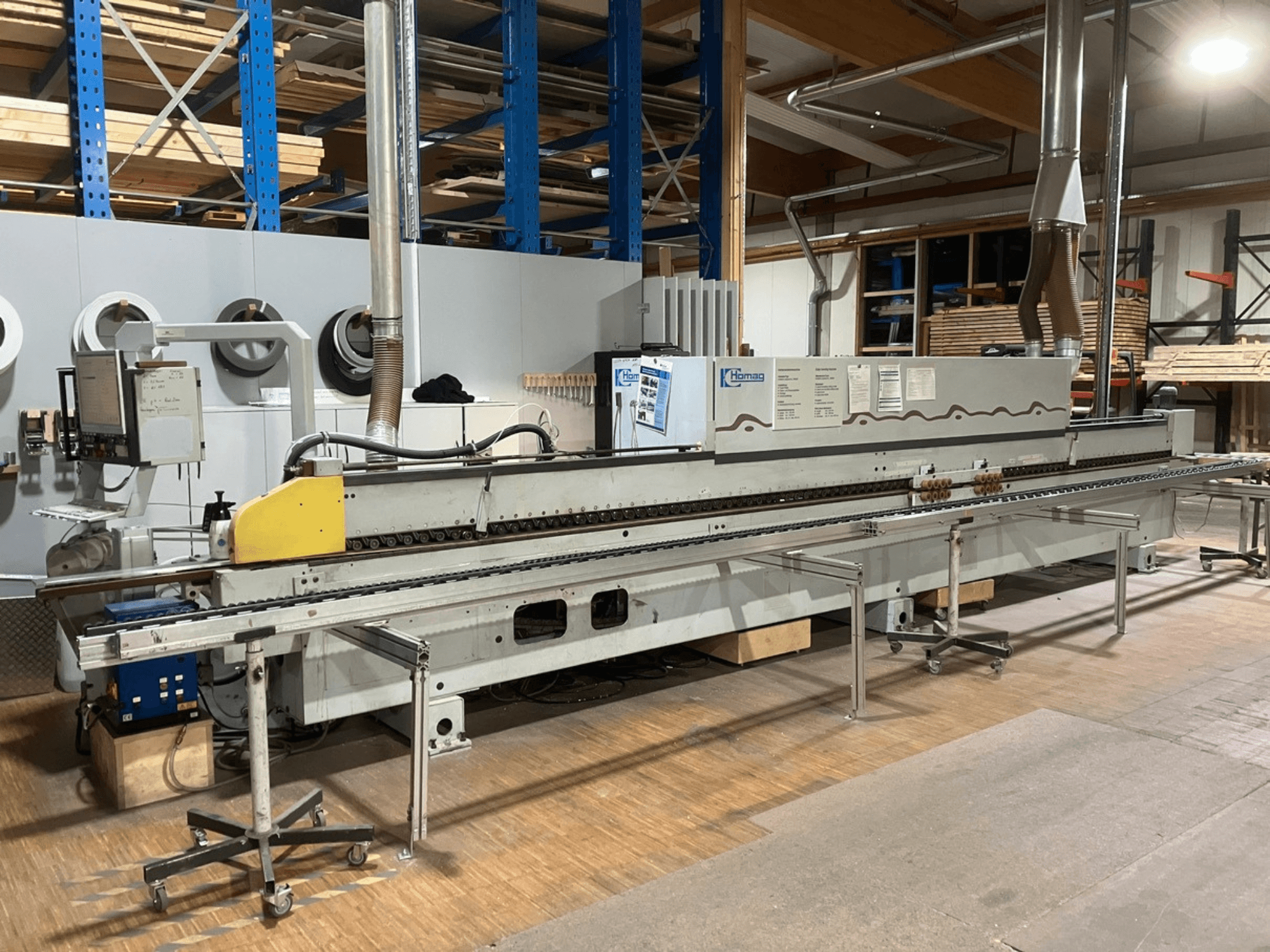 Bordatrice HOMAG Optimat KL 78/A20/S2 vista laterale, con pannello di controllo, nastro trasportatore e sistema di aspirazione delle polveri.