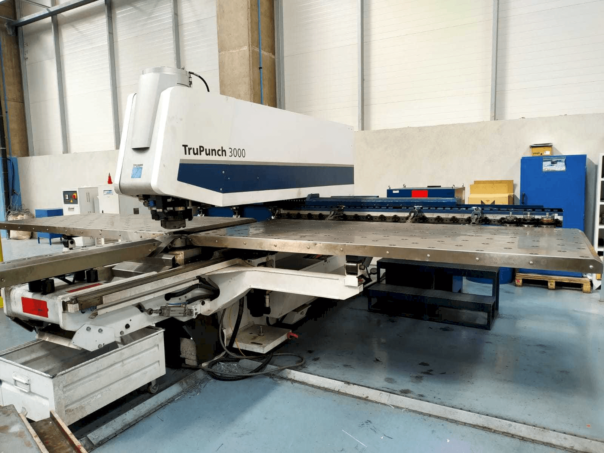 Vista frontale della macchina Trumpf TruPunch 3000