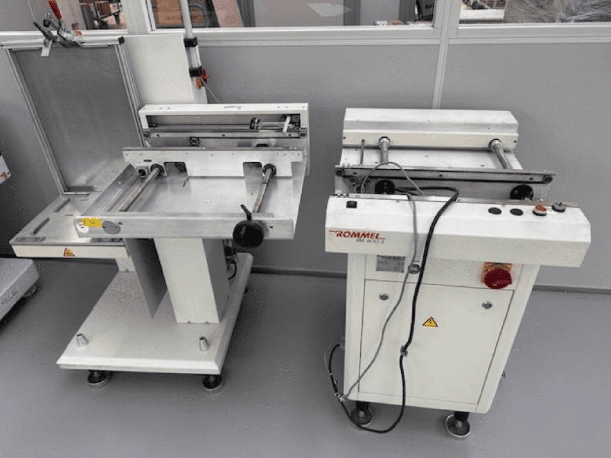 Etichettatrice Rommel HM 5033, vista frontale; dispone di pannello di controllo, rulli e superfici in acciaio inox.