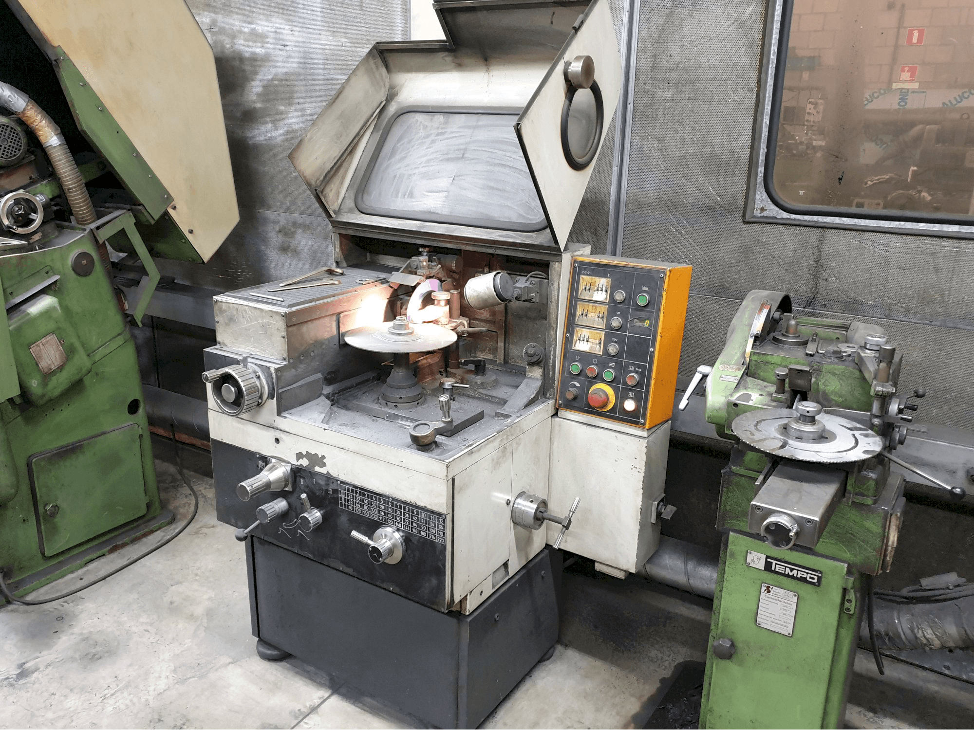 Vista lato destro della macchina Loroch K400