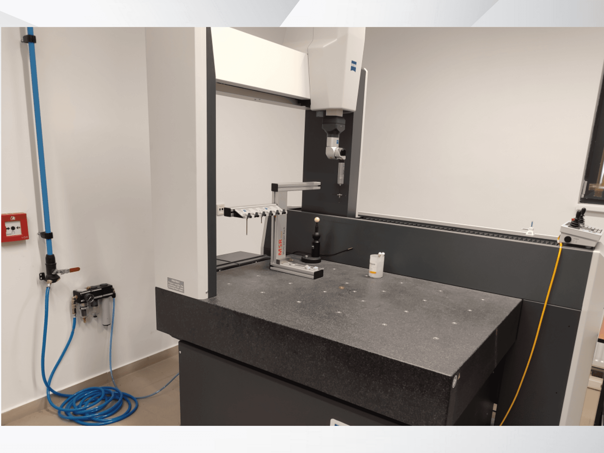 Strumento di misura MSR in laboratorio, vista frontale che mostra il tavolo di granito, la sfera di calibrazione e le utenze collegate.