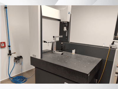 Strumento di misura MSR in laboratorio, vista frontale che mostra il tavolo di granito, la sfera di calibrazione e le utenze collegate.