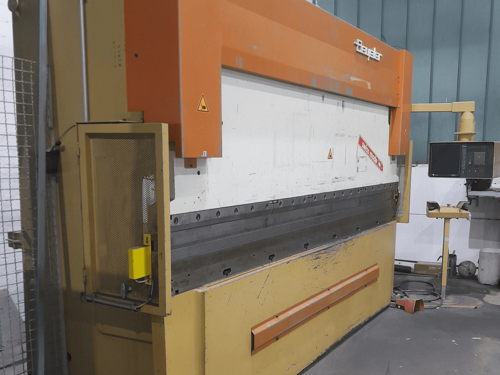 Pressa piegatrice BEYELER RT125x3600 in vista laterale, con pannello di controllo e protezione di sicurezza, ideale per lavori di piegatura dei metalli.