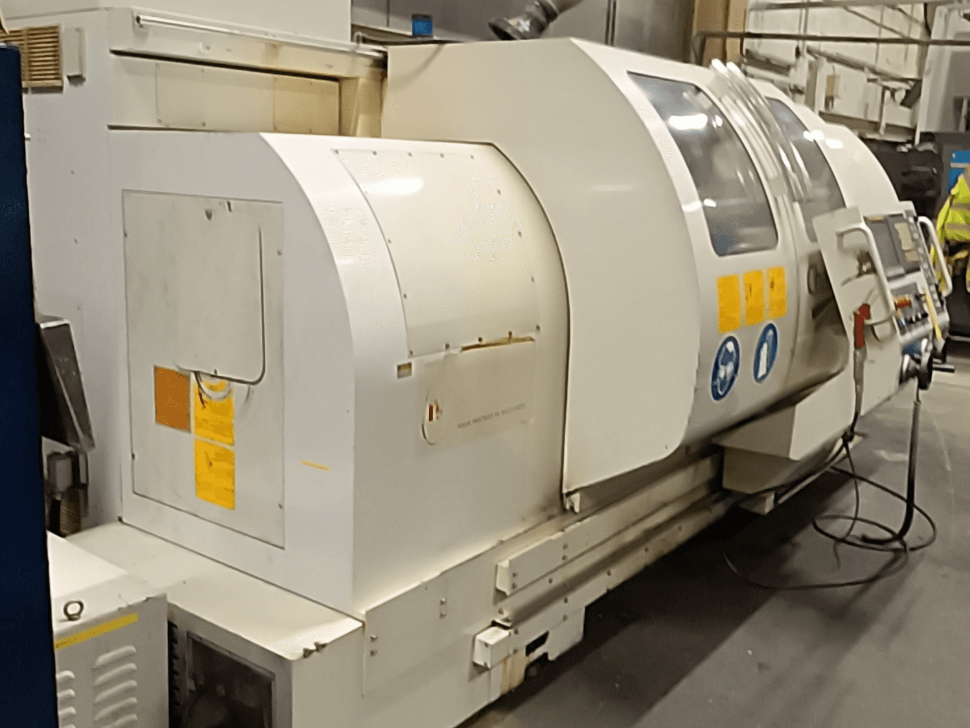 Tornio orizzontale MONDIALE BNC-2260XL, vista laterale, con pannello di controllo ed etichette di sicurezza.