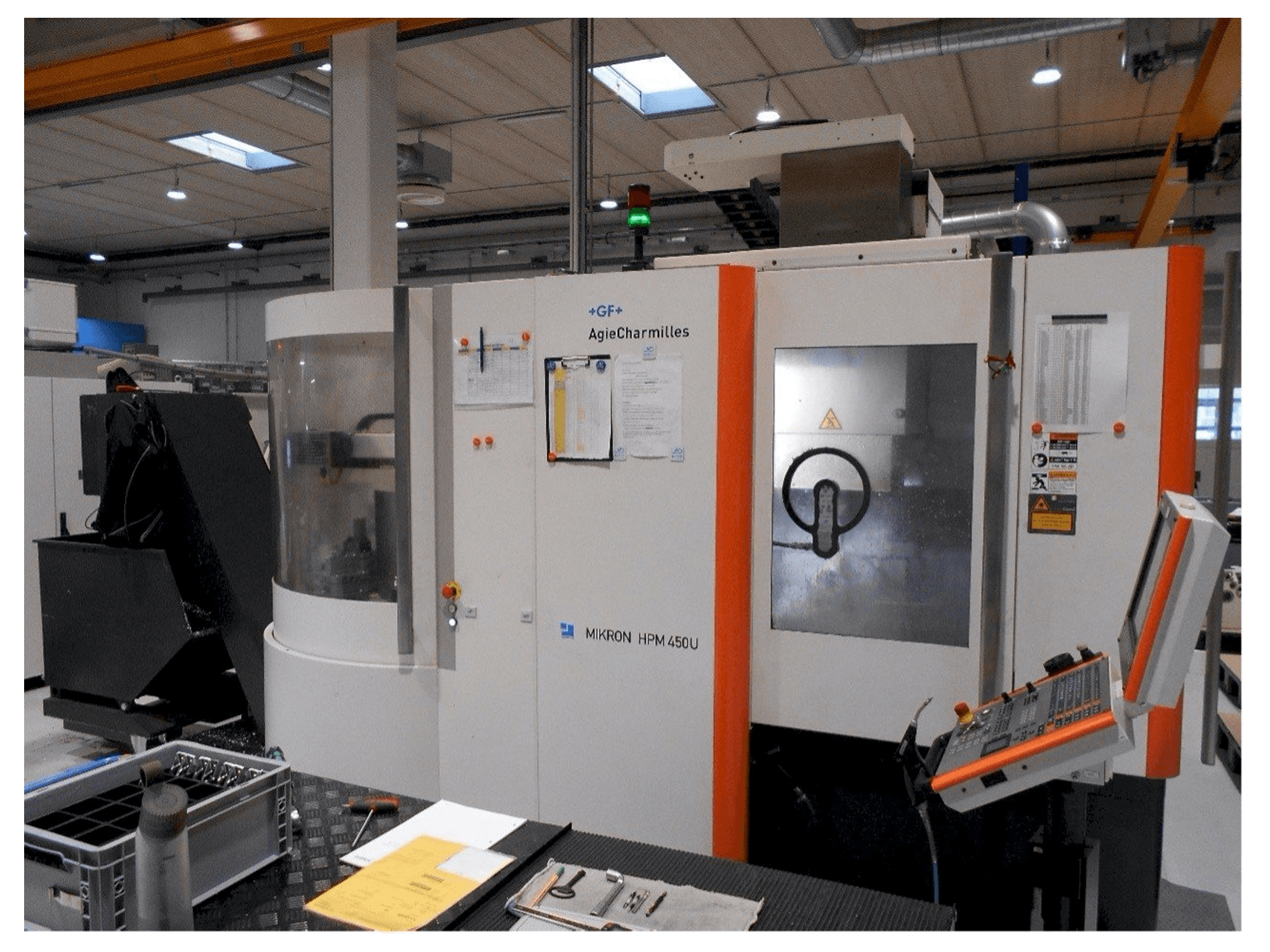 Vista frontale della macchina AgieCharmilles Mikron HPM 450U