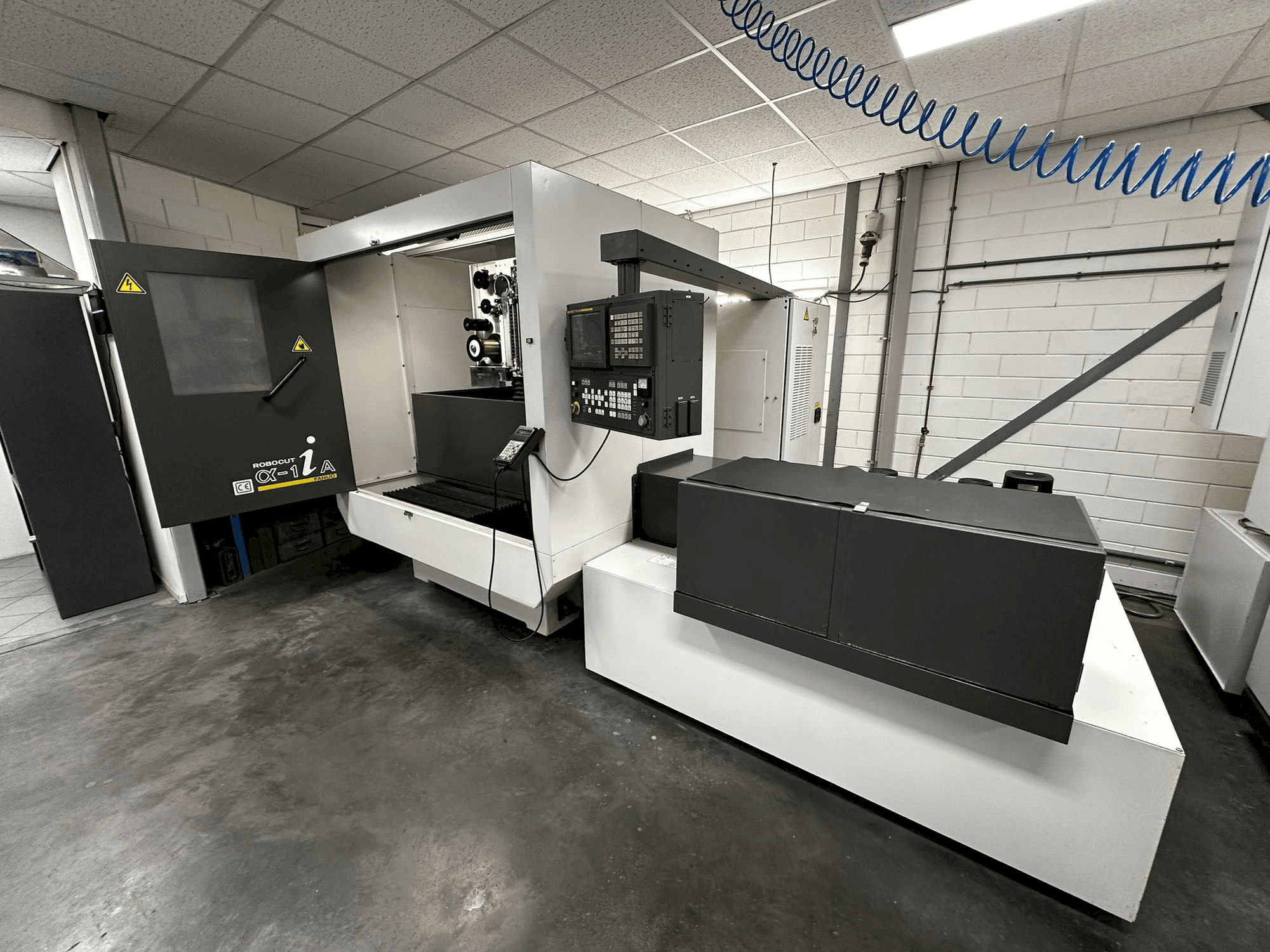 Vista frontale della macchina FANUC Robocut α-1iA