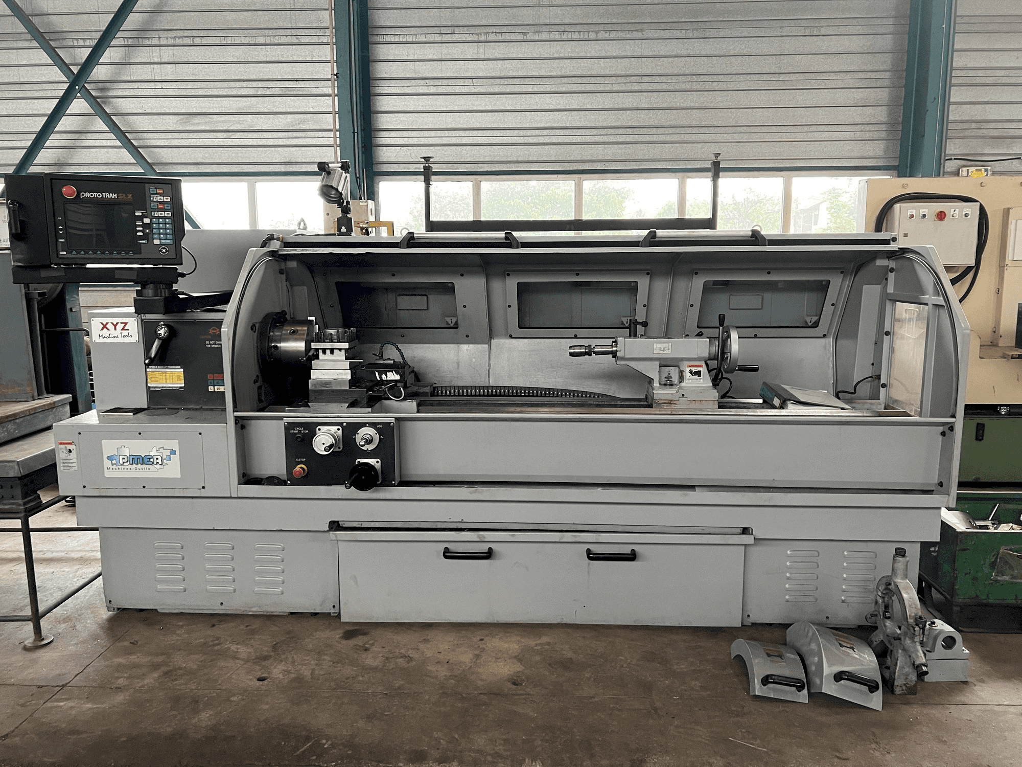 Vista frontale della macchina XYZ PROTURN SLX 425-2M