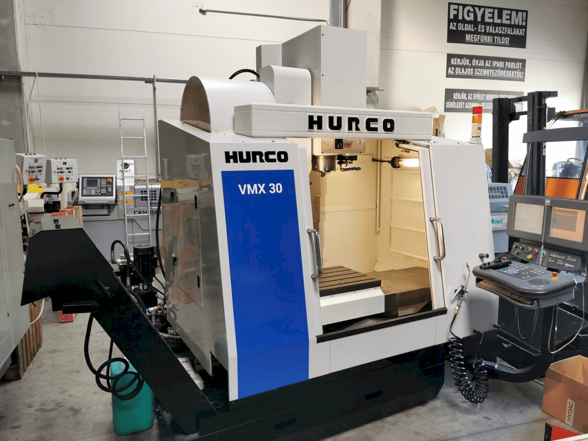Vista frontale della macchina Hurco VMX30