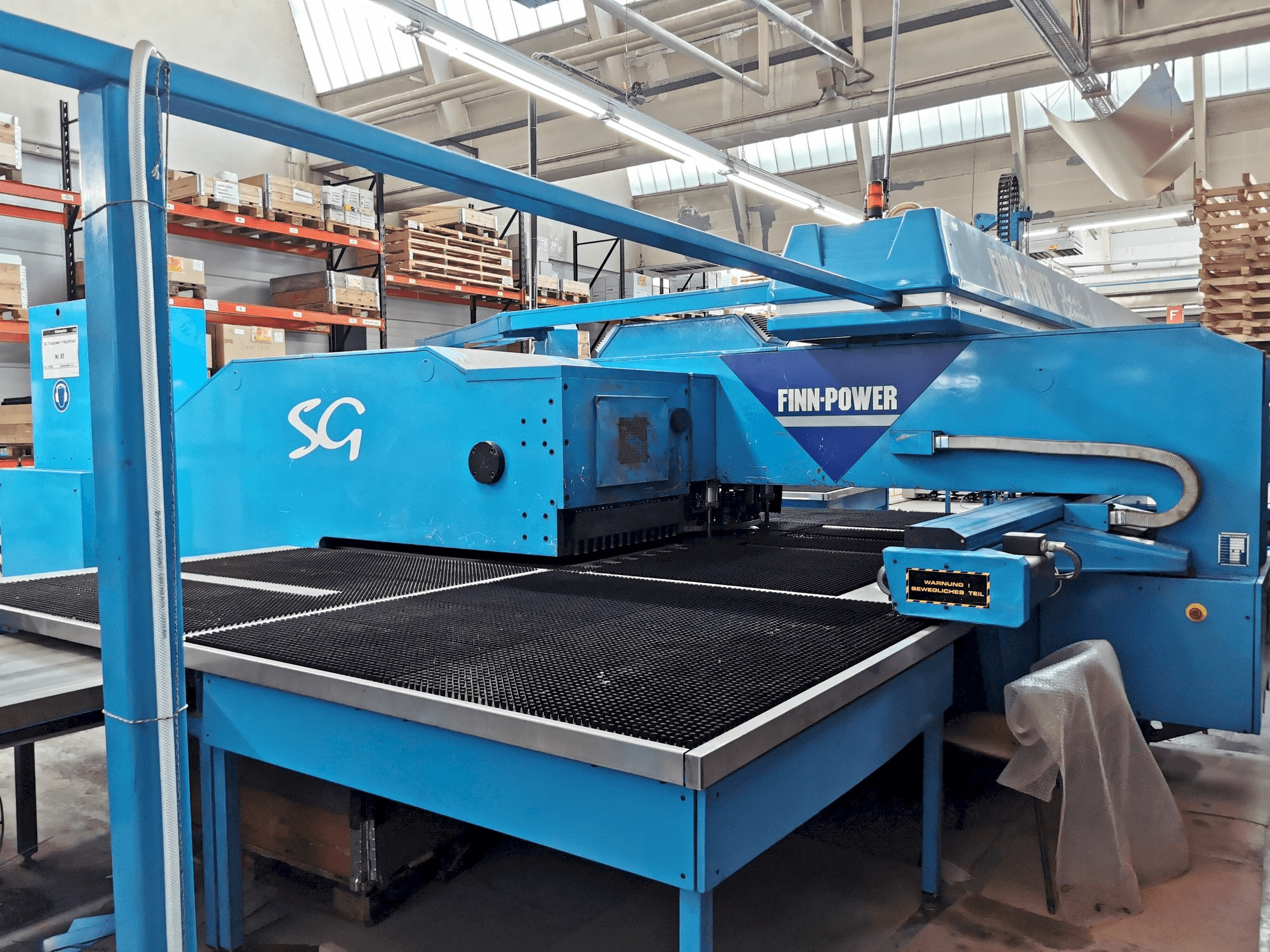 Vista frontale della macchina Finn-Power RS 1000/38
