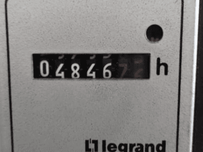 Contaore Legrand con indicazione 048467.6, vista frontale con indicatore luminoso rosso e cifre nere su sfondo chiaro testurizzato.