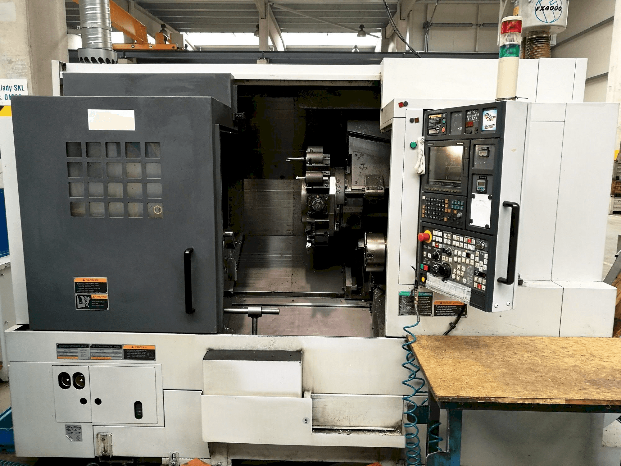 Vista frontale della macchina MORI SEIKI NL 2500 SMC