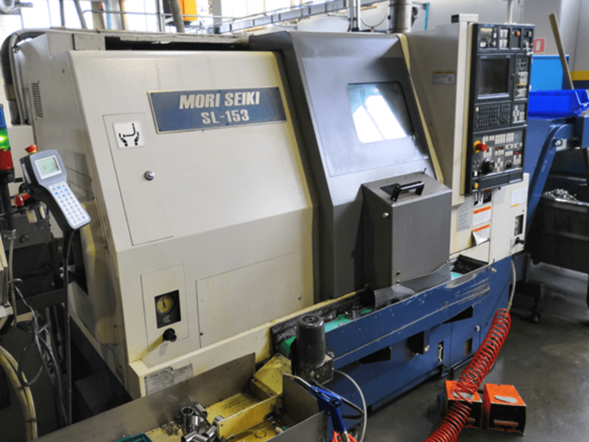 Tornio orizzontale MORI SEIKI SL-153 SMC, vista frontale, con pannello di controllo e funzioni operative.