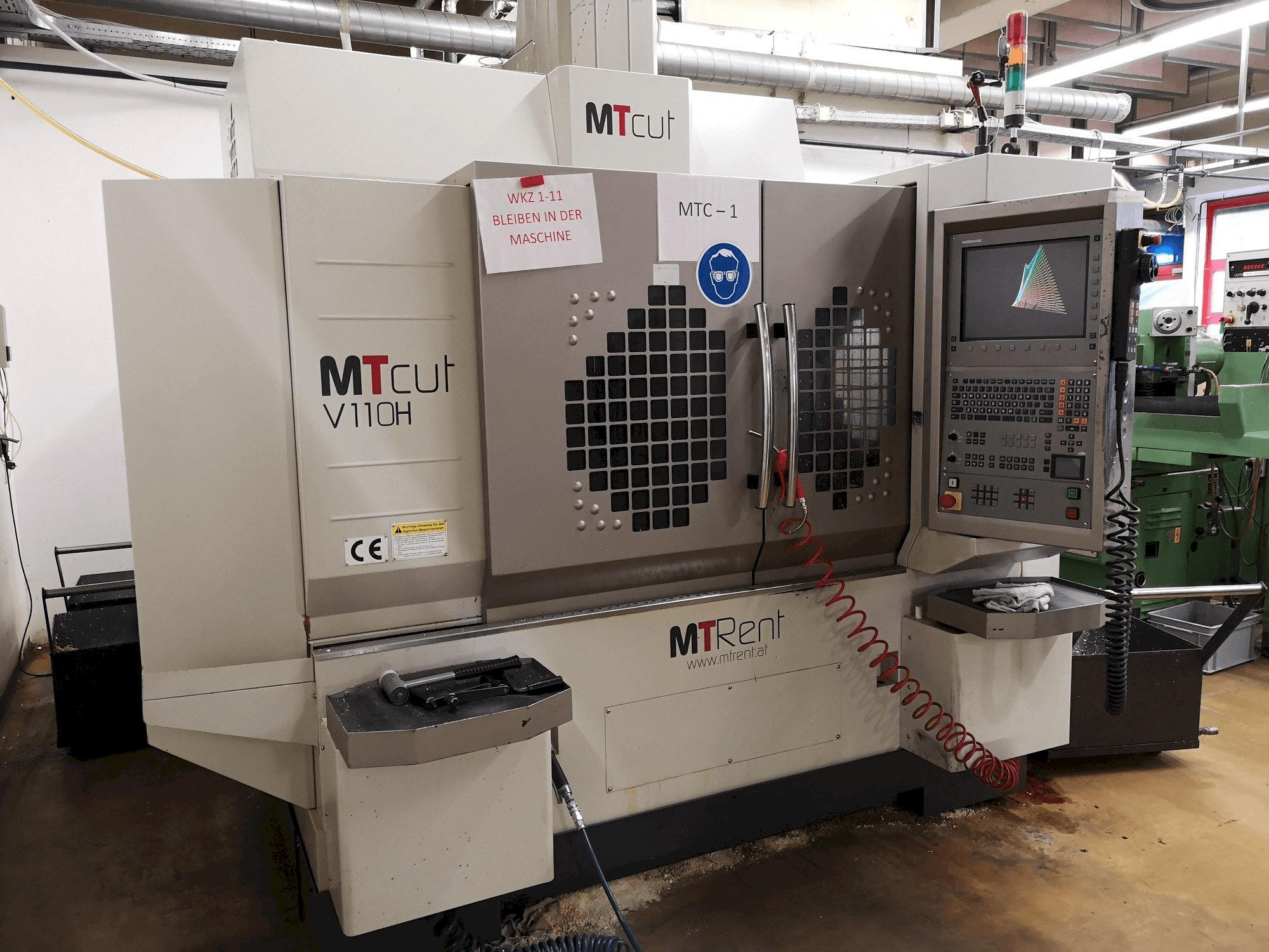 Vista frontale della macchina MT Cut V110H